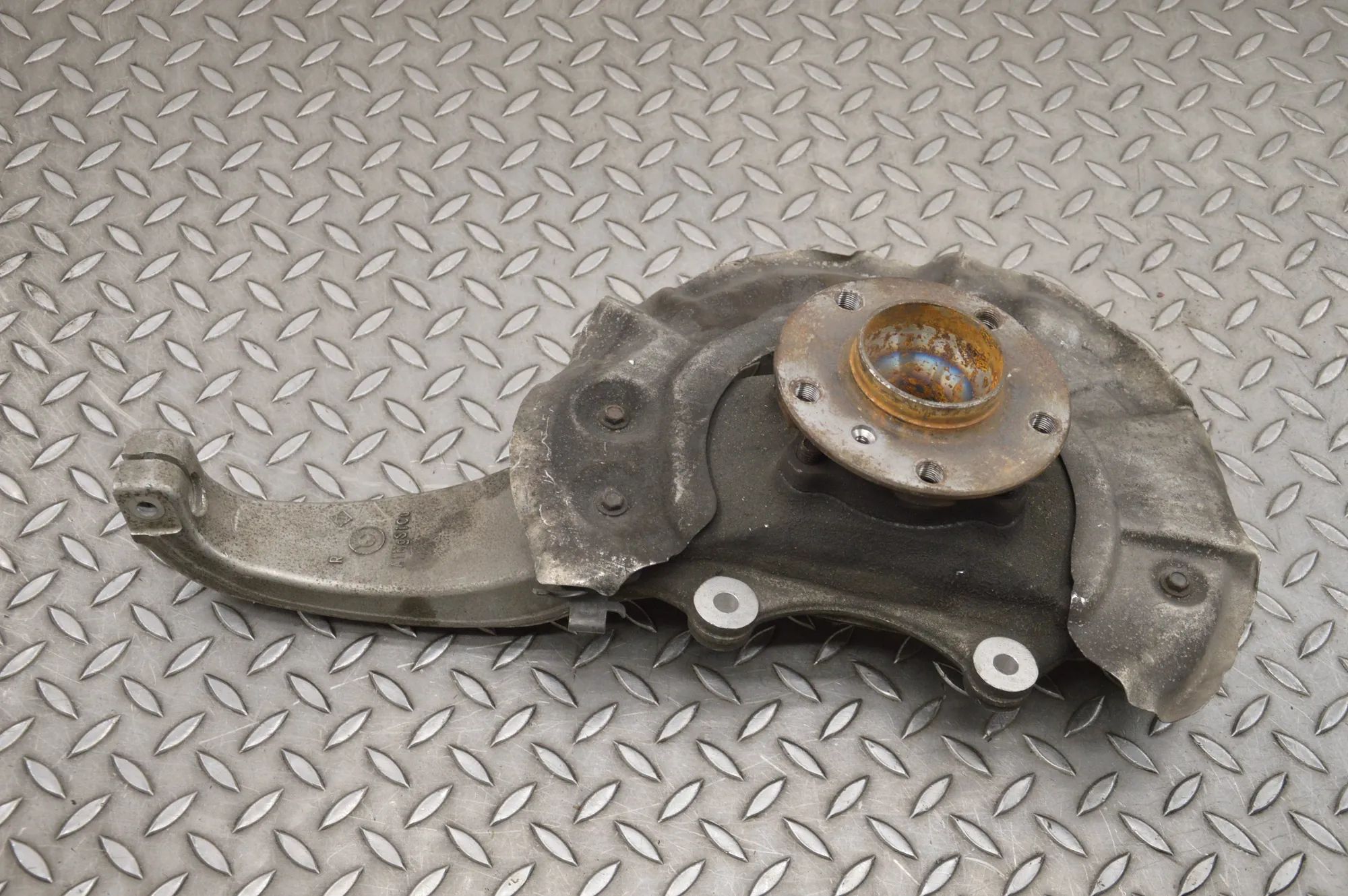 BMW 5 (F10 / F11) Front Right Wheel Hub Front Right Wheel Hub — BMW 5 Touring F11 (2009...