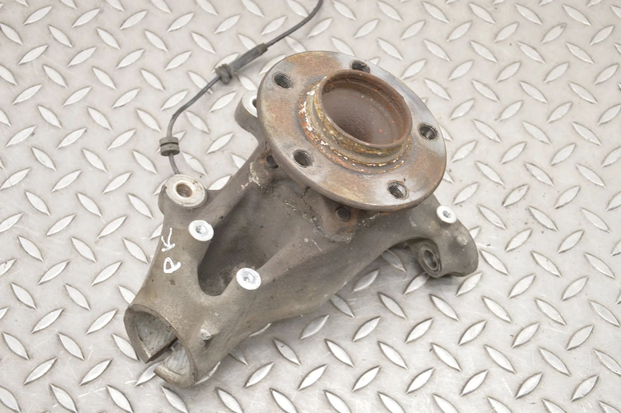 BMW 2 (F22 / F23) Front Left Wheel Hub Front Left Wheel Hub — BMW 2 Cabrio F23 (2014-2...