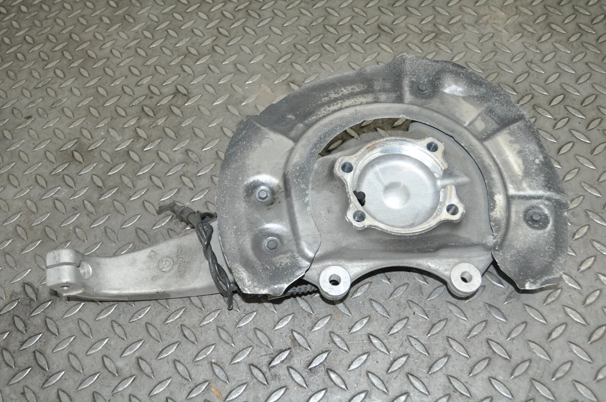BMW 5 (F10 / F11) Front Right Wheel Hub Front Right Wheel Hub — BMW 5 Touring F11 (2009...