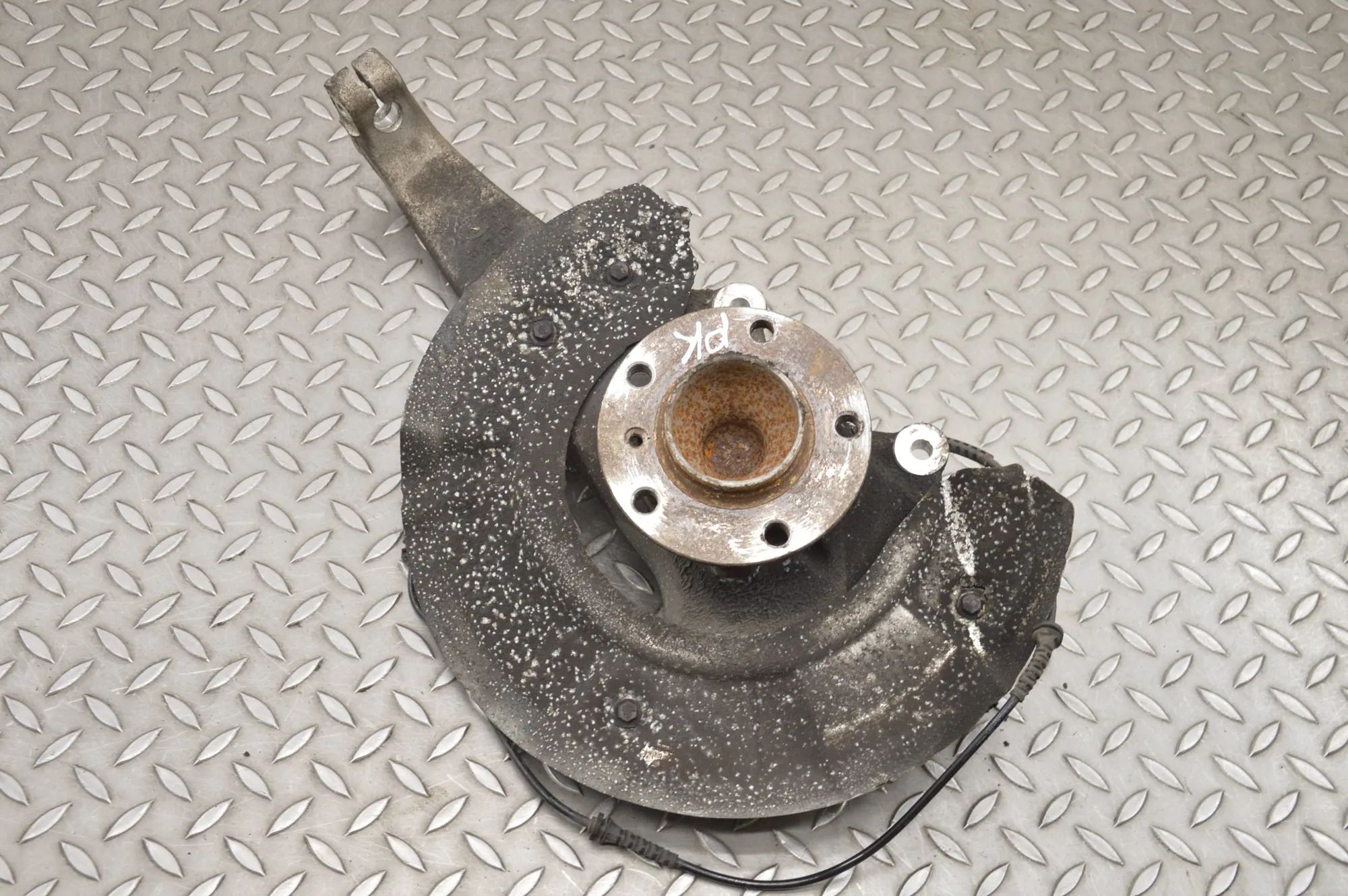 BMW 5 (F10 / F11) Front Left Wheel Hub Front Left Wheel Hub — BMW 5 Touring F11 (2009-...