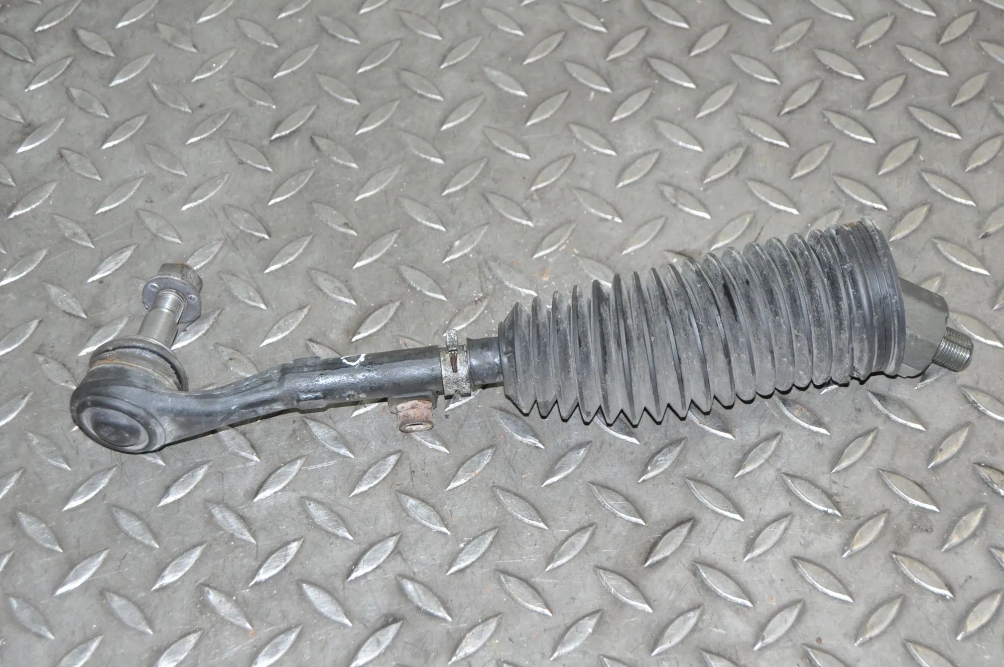 BMW 1 (E81 / E82 / E87 / E88) Steering tie rod — right Steering tie rod — right — BMW 1 Coupe E82 (200...