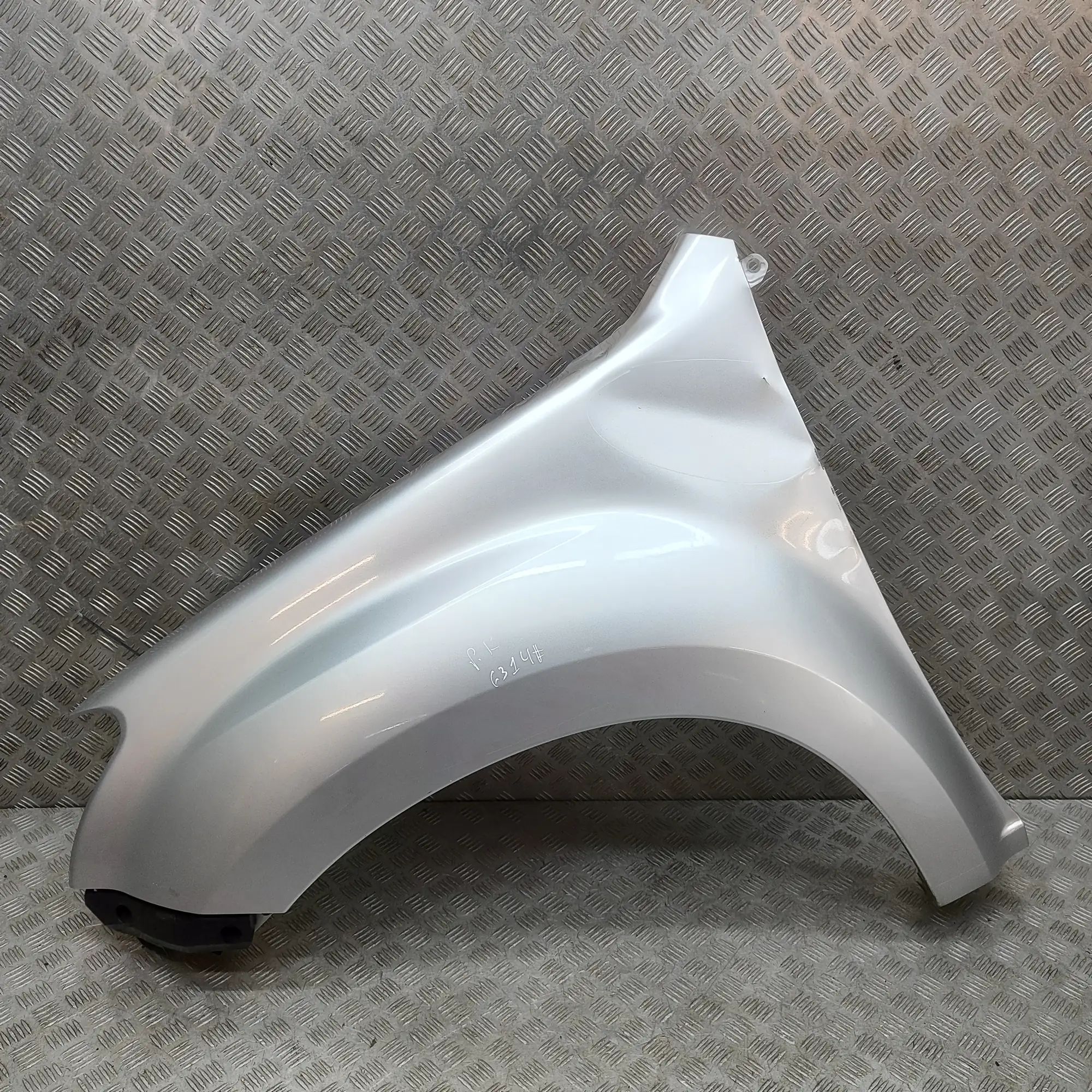 Isuzu D-Max Front Left Fender Front Left Fender — ISUZU D-MAX (II TFR, TFS) (...