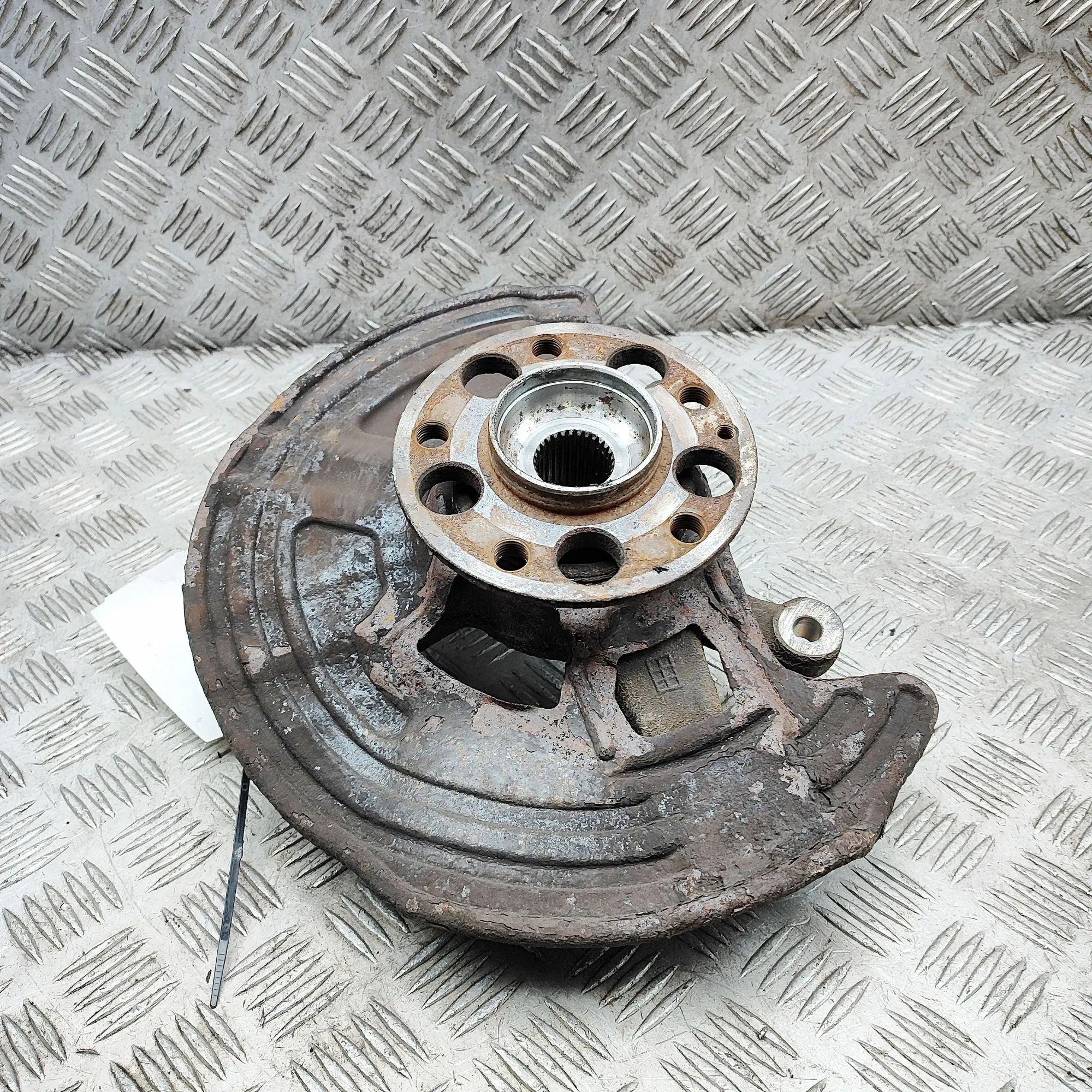 Mercedes-Benz CLA (C117) Front Right Wheel Hub Front Right Wheel Hub — MERCEDES BENZ CLA (Coup...