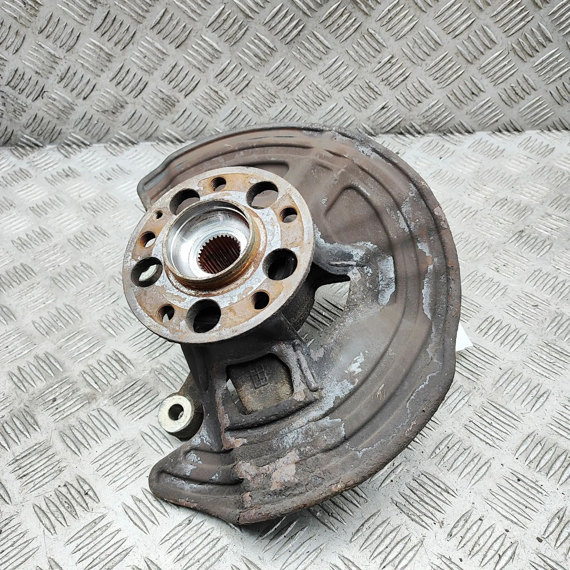 Mercedes-Benz CLA (C117) Front Left Wheel Hub Front Left Wheel Hub — MERCEDES BENZ CLA (Coupe...