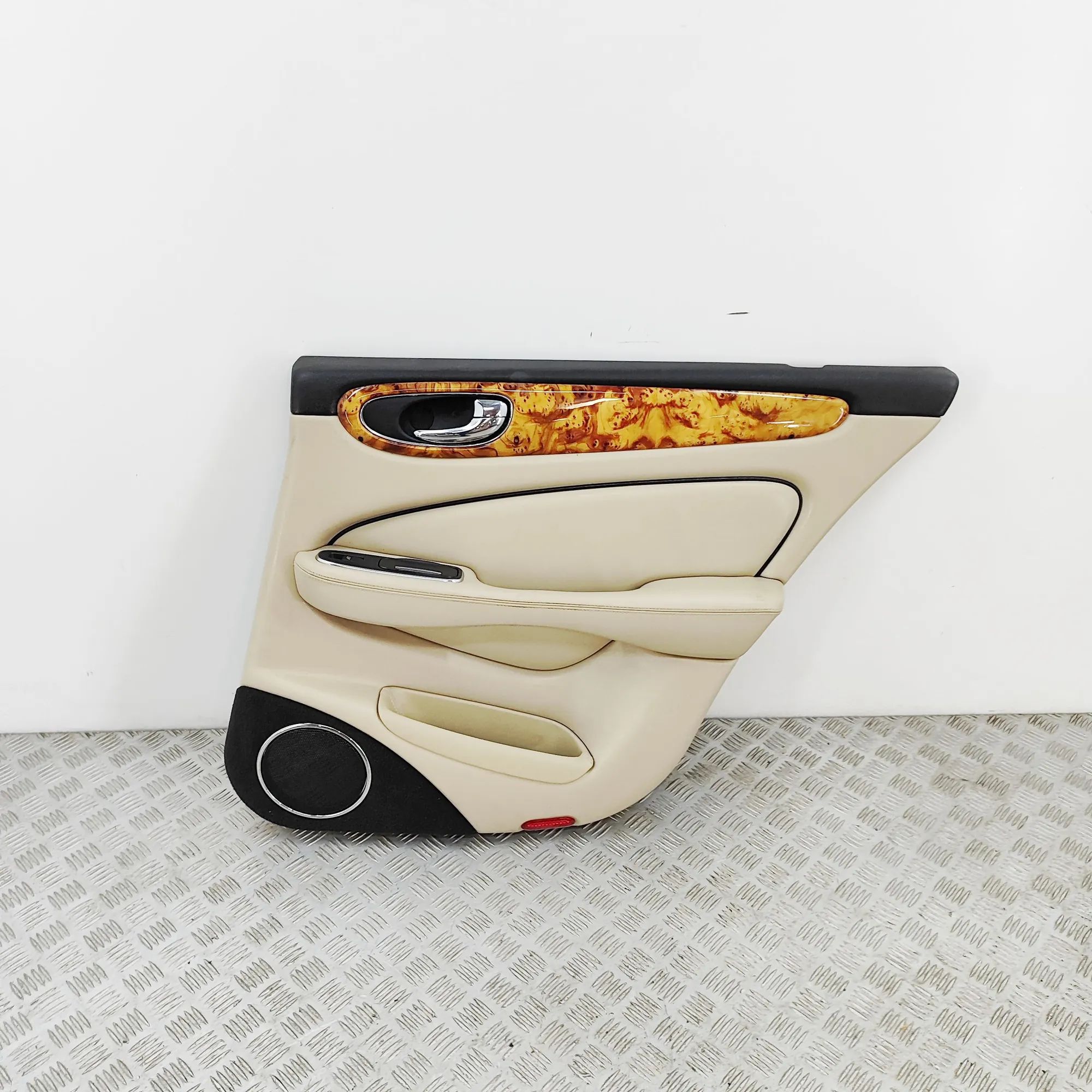 Jaguar XJ Rear Right Door Panel Rear Right Door Panel — JAGUAR XJ (X350) (2003-...