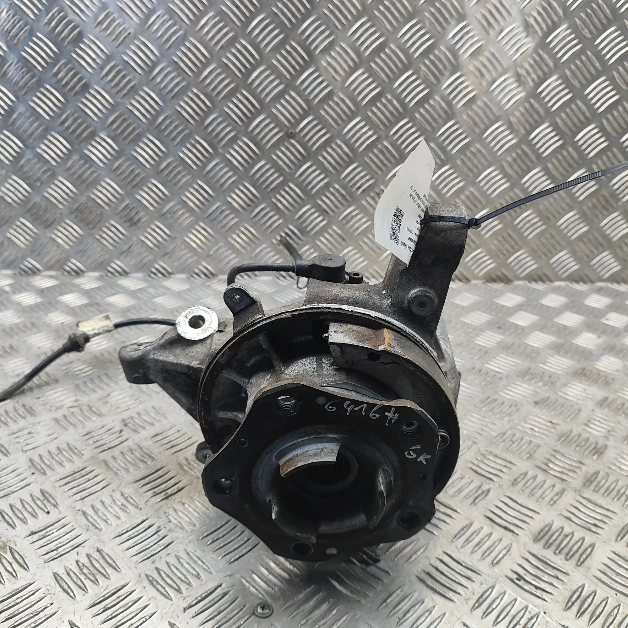 Porsche 911 (996) Rear Left Wheel Hub Spindle Rear Left Wheel Hub Spindle — PORSCHE 911 (Cabr...