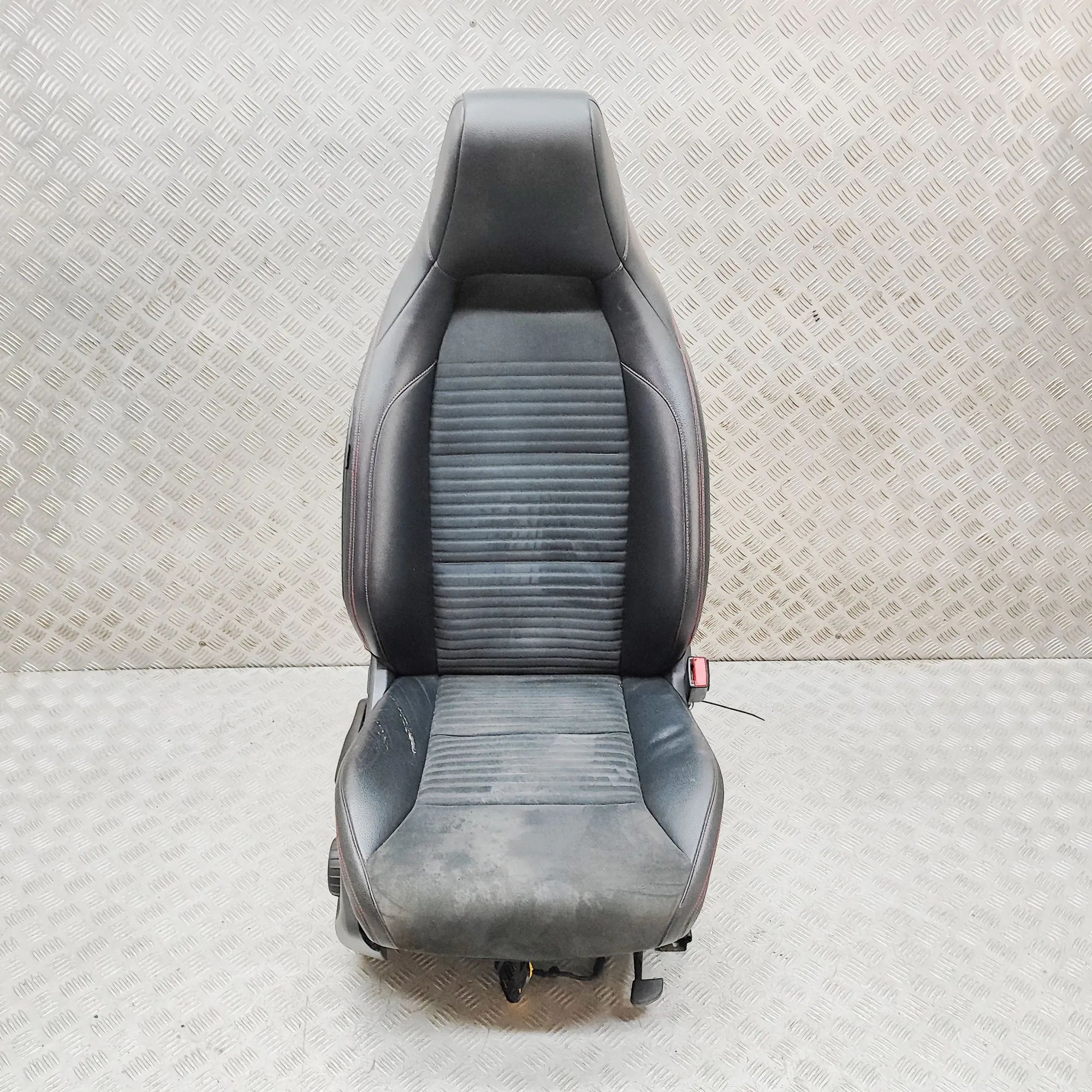 Mercedes-Benz CLA (C117) Front Right Seat Front right seat — MERCEDES BENZ CLA (Coupe C11...