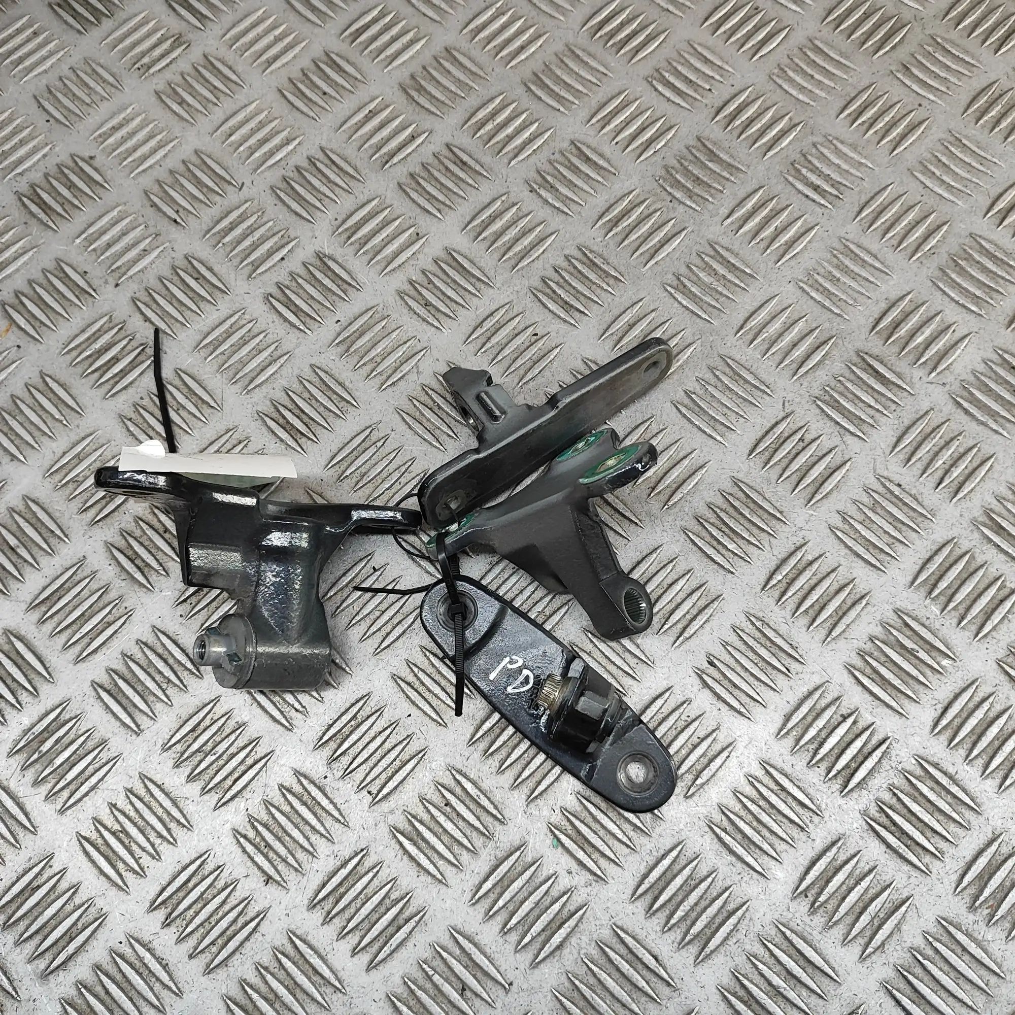 Mercedes-Benz A (W176) Door hinge set — front right Door hinge set — front right — MERCEDES BENZ AM...