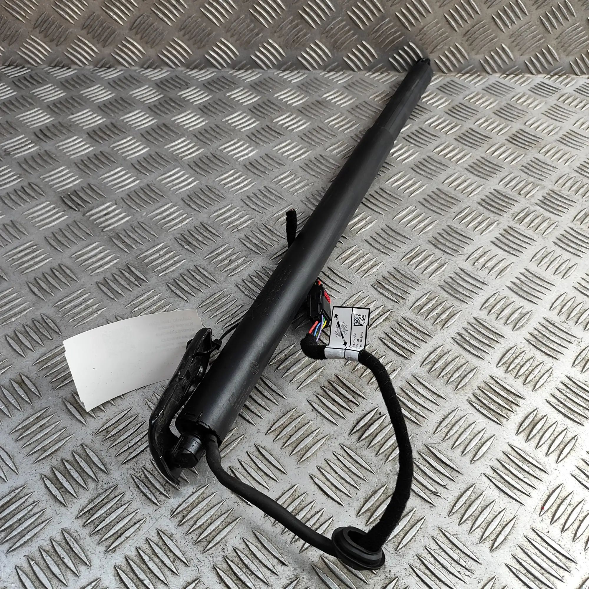 Alfa-Romeo Stelvio Left Side Tailgate Gas Strut Left Side Tailgate Gas Strut — ALFA ROMEO STELV...