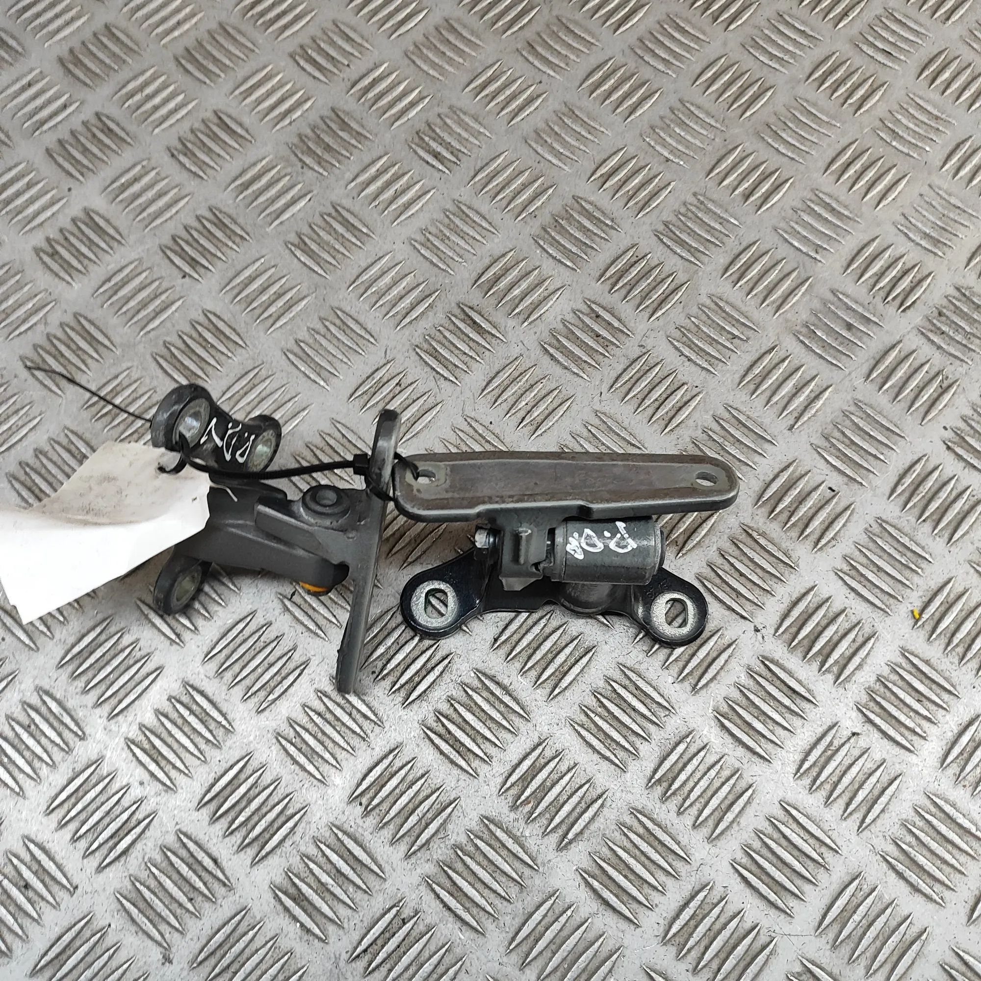 Mercedes-Benz A (W176) Door hinge set — front left Door hinge set — front left — MERCEDES BENZ AMG...