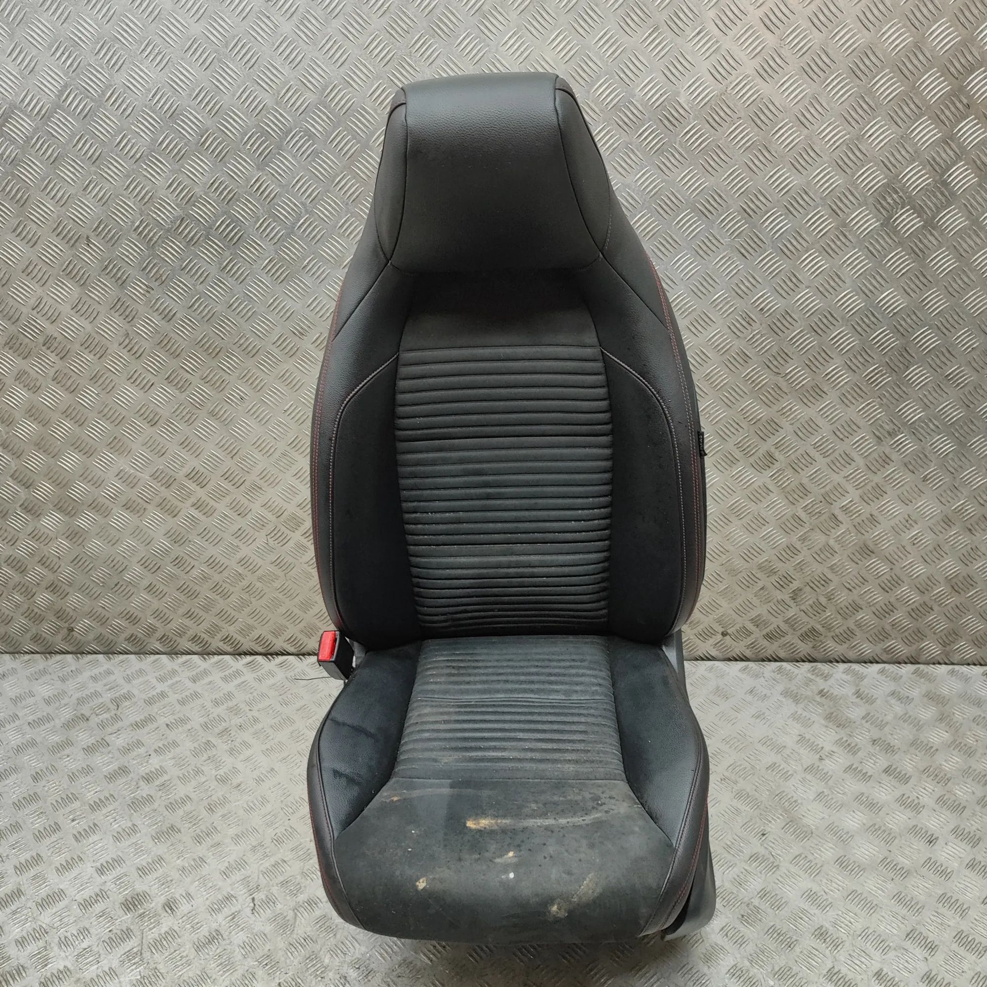Mercedes-Benz CLA (C117) Front Left Seat Front left seat — MERCEDES BENZ CLA (Coupe C117...
