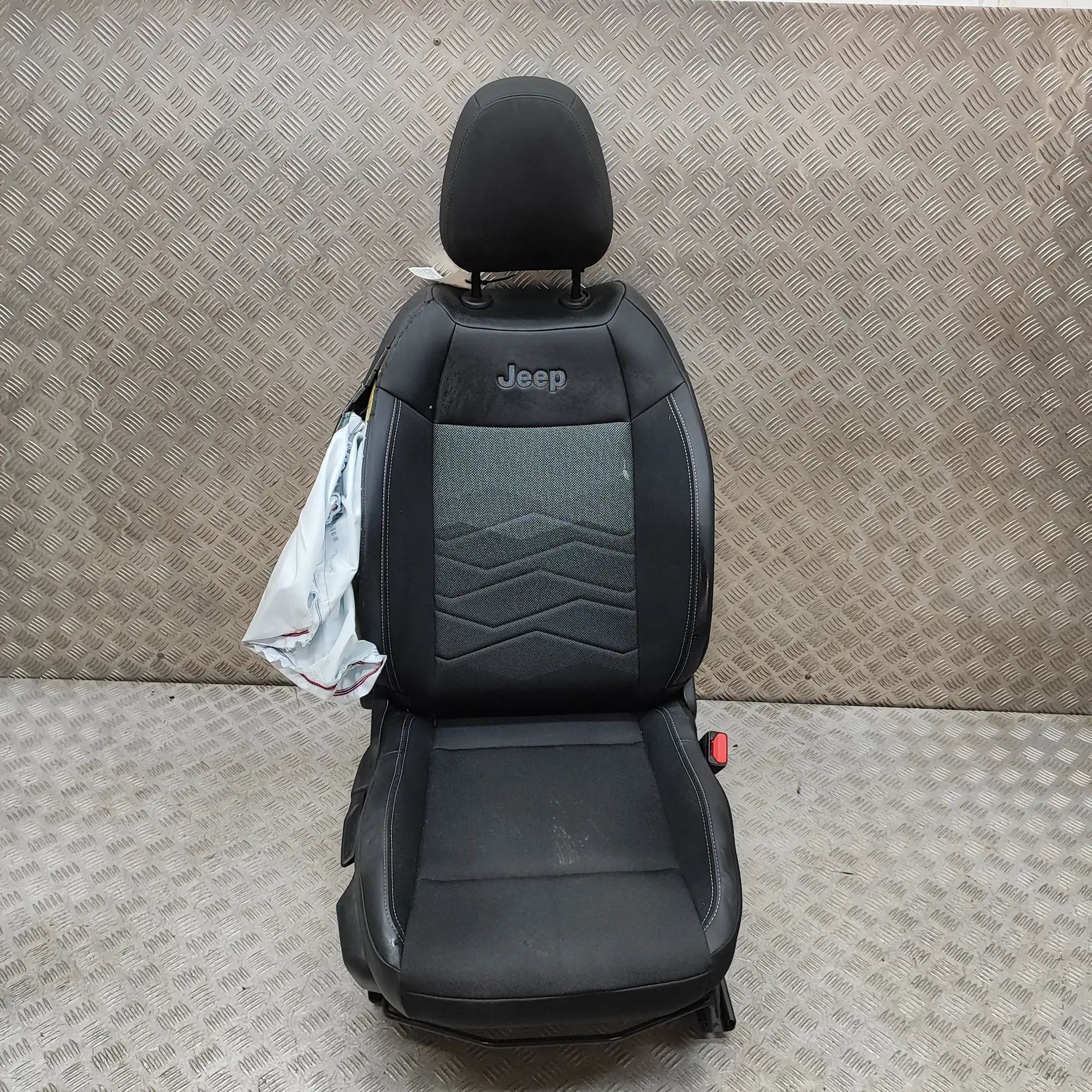 Jeep Avenger Front Right Seat Front right seat — JEEP AVENGER (J2) (2022-...)...