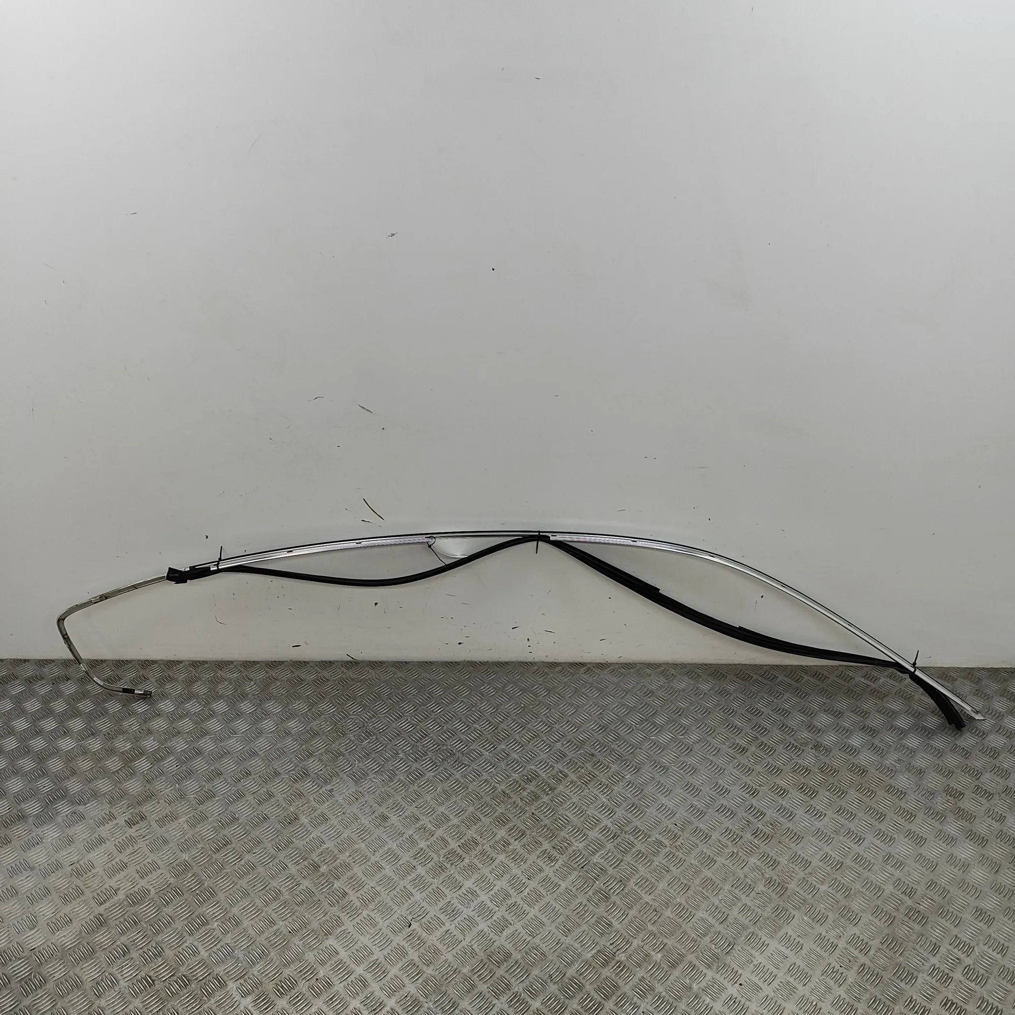 Maserati Levante Left Side Roof Strip Trim Left Side Roof Strip Trim — MASERATI LEVANTE (S...