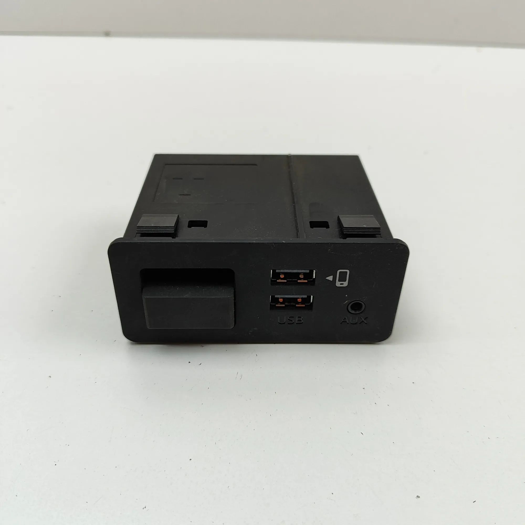 Mazda MX-5 USB/AUX input socket USB/AUX input socket — MAZDA MX-5 (IV ND) (2015...