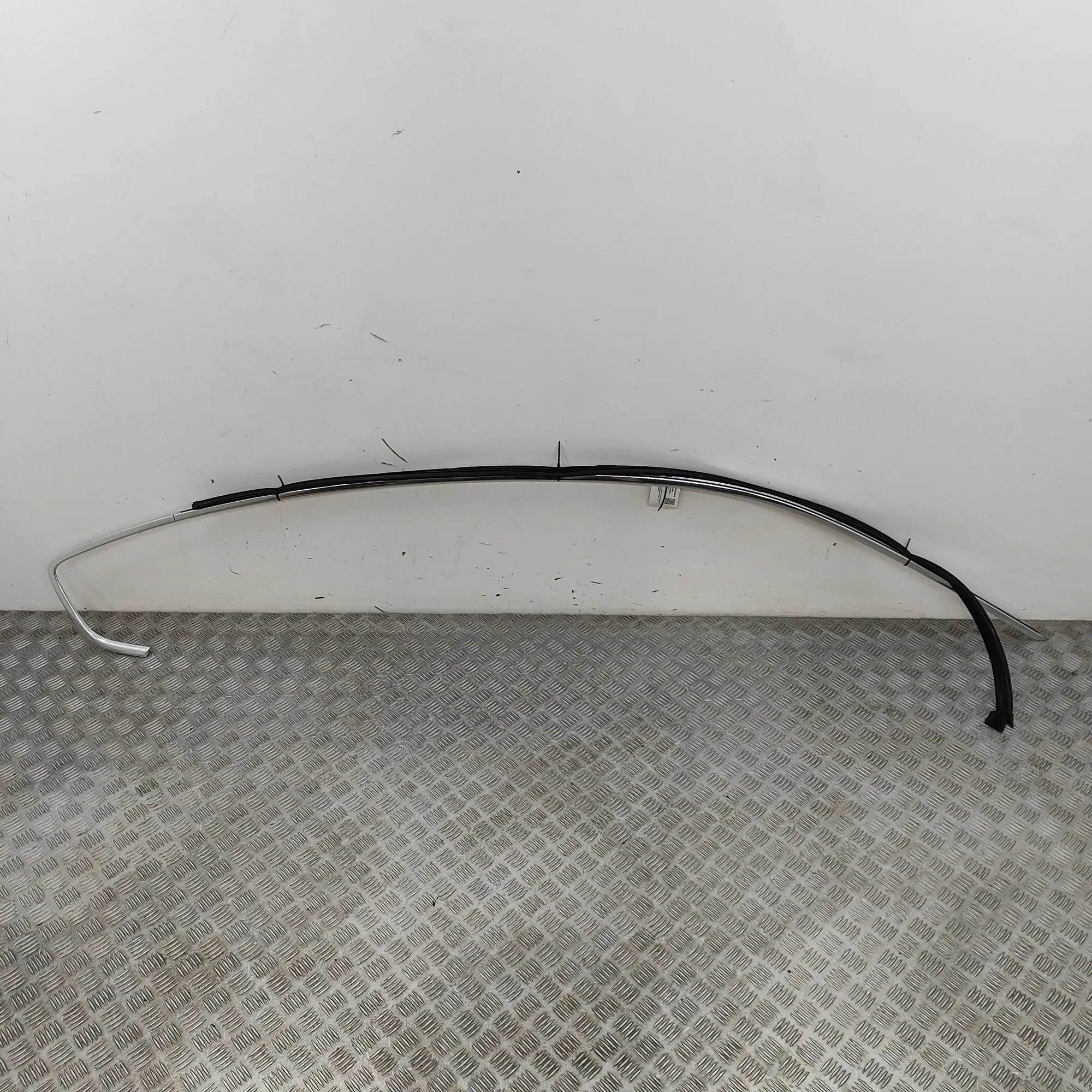 Maserati Levante Right Side Roof Strip Trim Right Side Roof Strip Trim — MASERATI LEVANTE (...