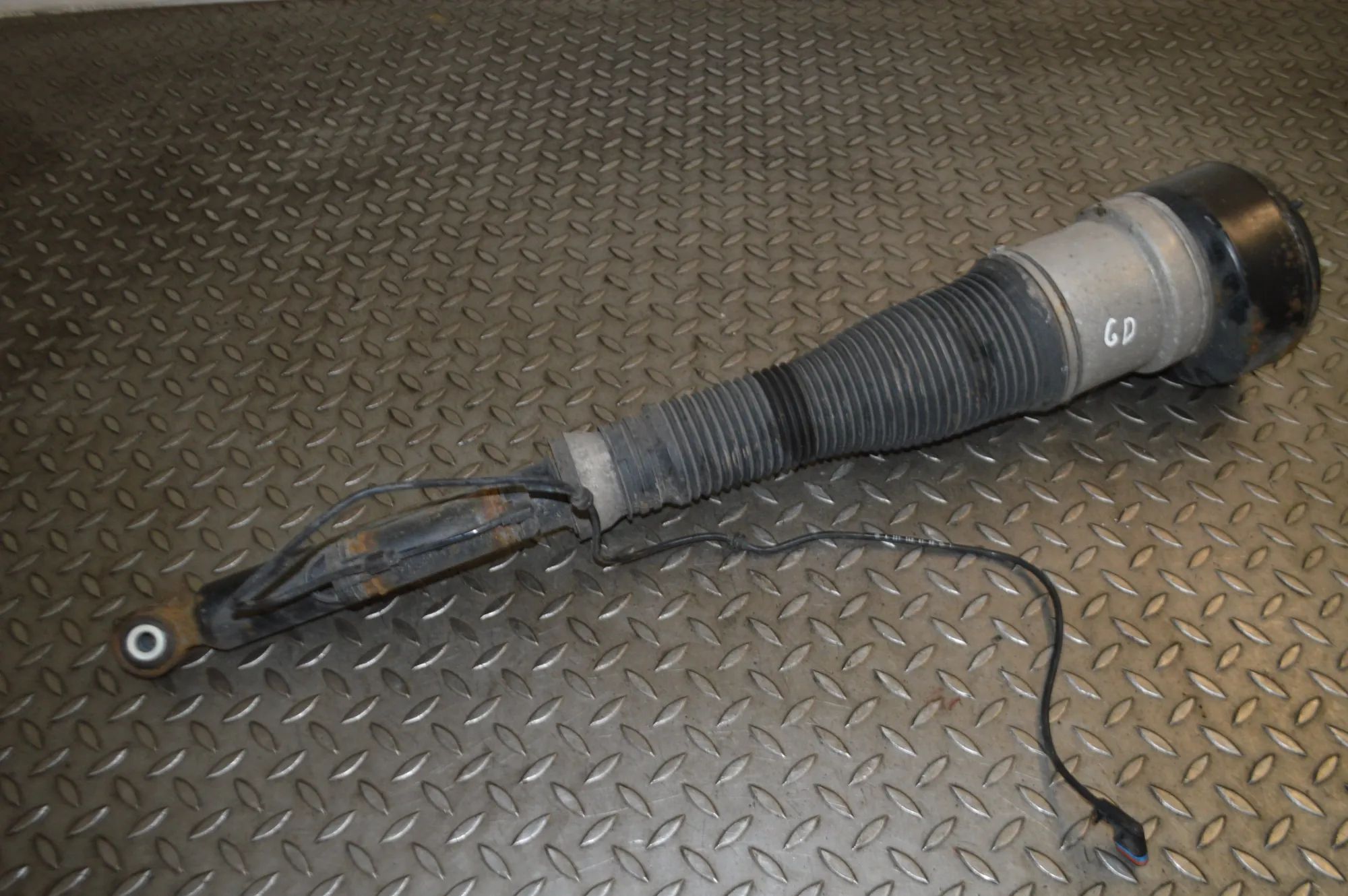 Mercedes-Benz A (W176) Rear Right Air Shock Absorber Rear Right Air Shock Absorber — MERCEDES BENZ S...
