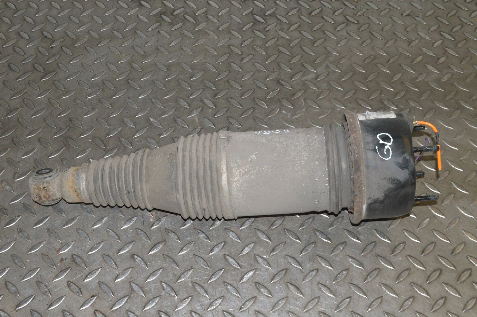 Jaguar XJ Rear Right Air Shock Absorber Rear Right Air Shock Absorber — JAGUAR XJ (X351...