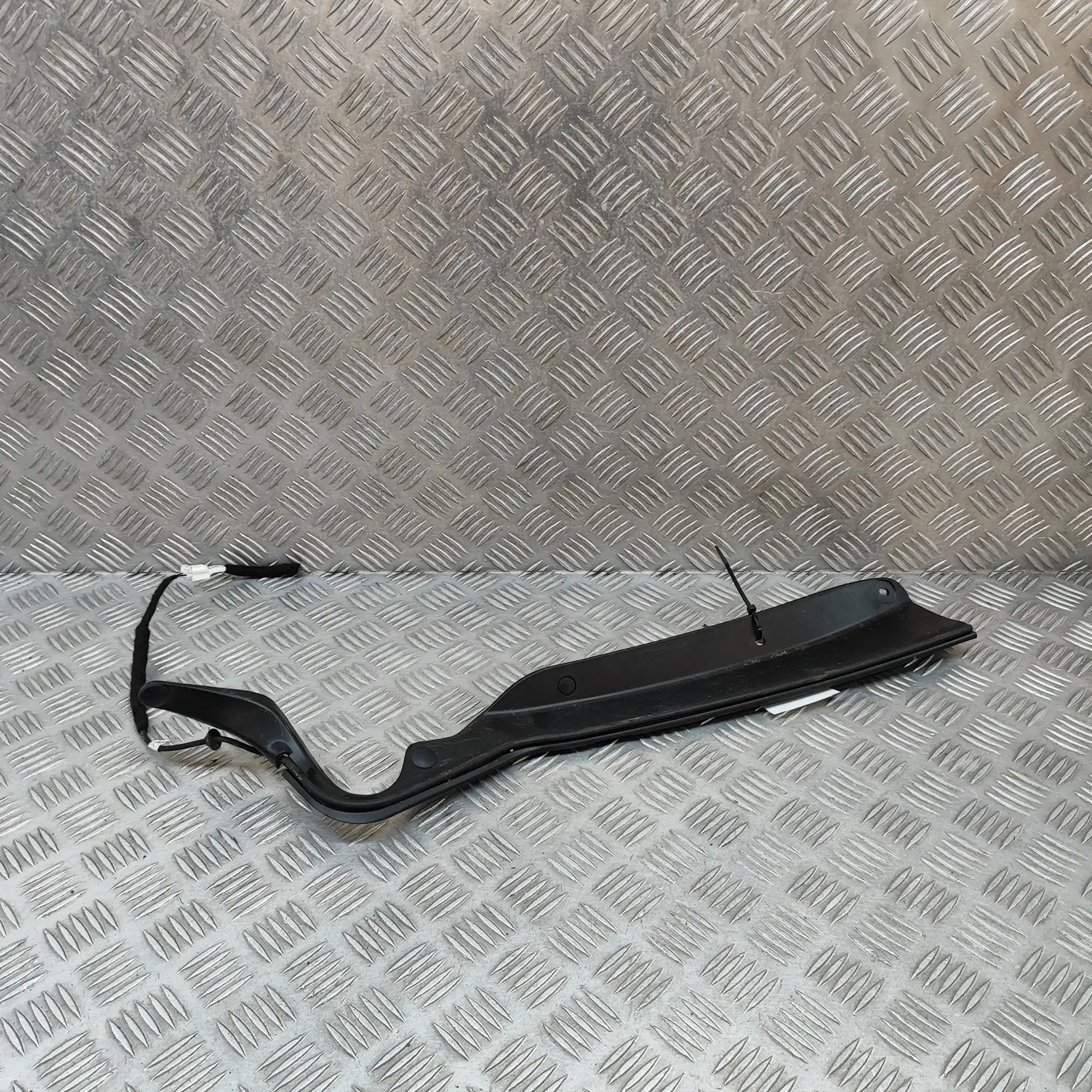 Mazda CX-5 (KF) Tailgate drip rail trim — left Tailgate drip rail trim — left — MAZDA CX-5 (KF...