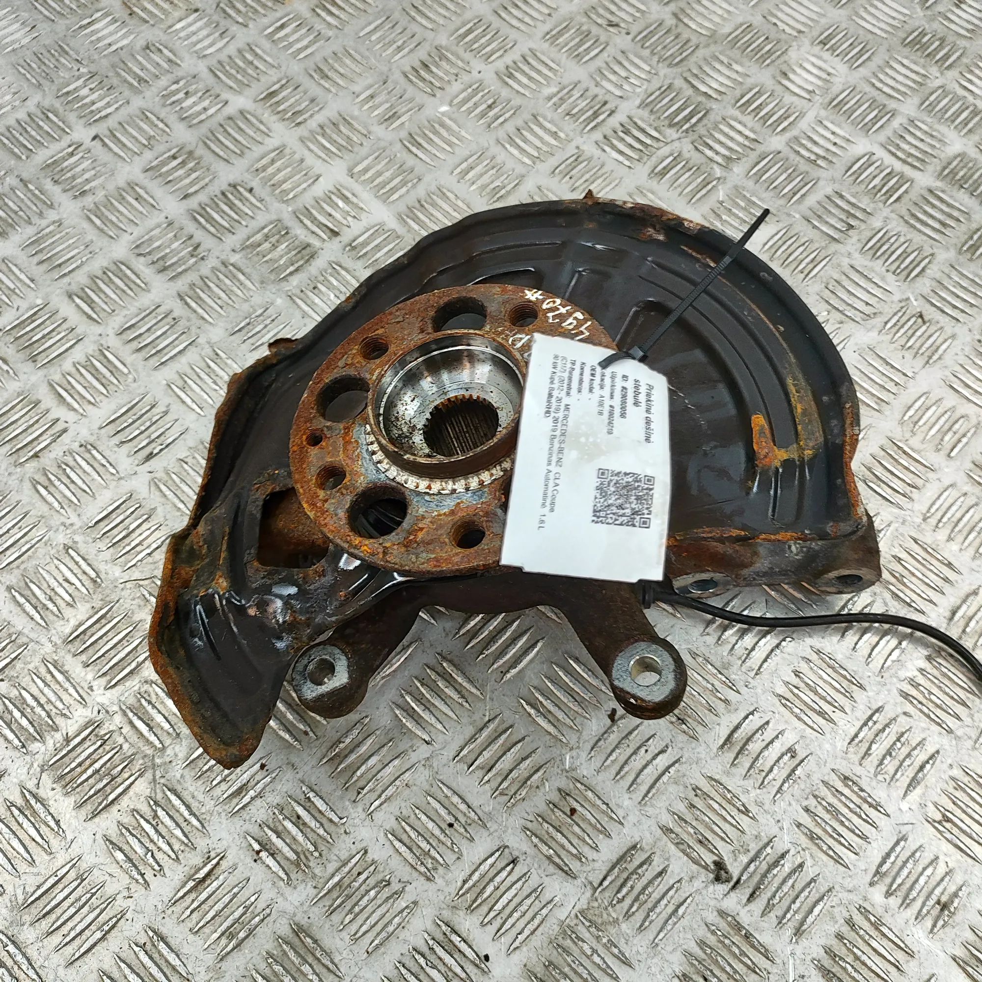 Mercedes-Benz CLA (C117) Front Right Wheel Hub Front Right Wheel Hub — MERCEDES BENZ CLA (Coup...