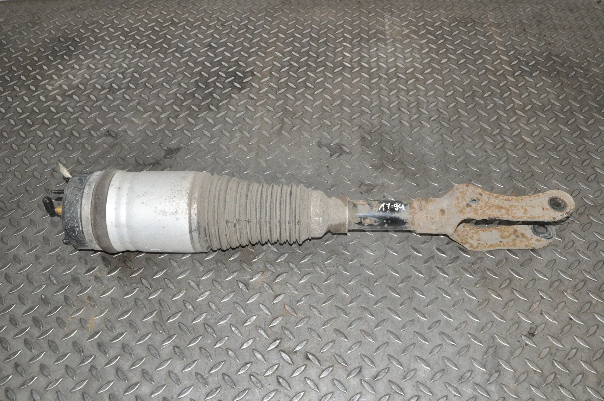 Jeep Grand Cherokee (WK) Front Right Air Shock Absorber Front Right Air Shock Absorber — JEEP GRAND CHE...
