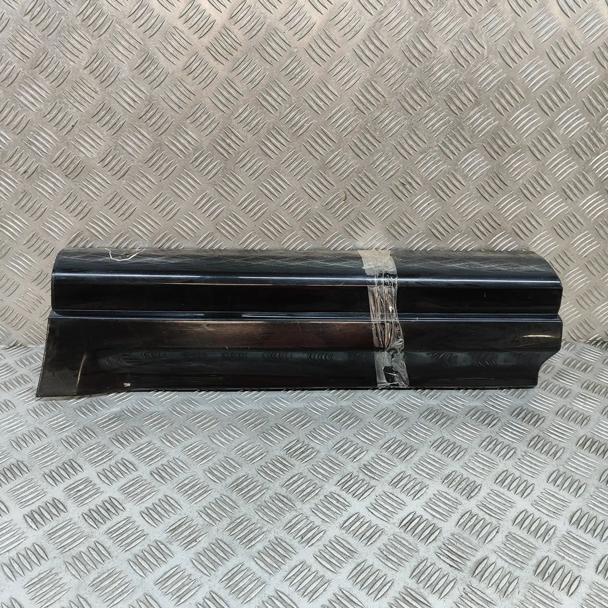 Land Rover Range Rover Sport (L494) Lower door moulding — rear left Lower door moulding — rear left — LAND ROVER RA...