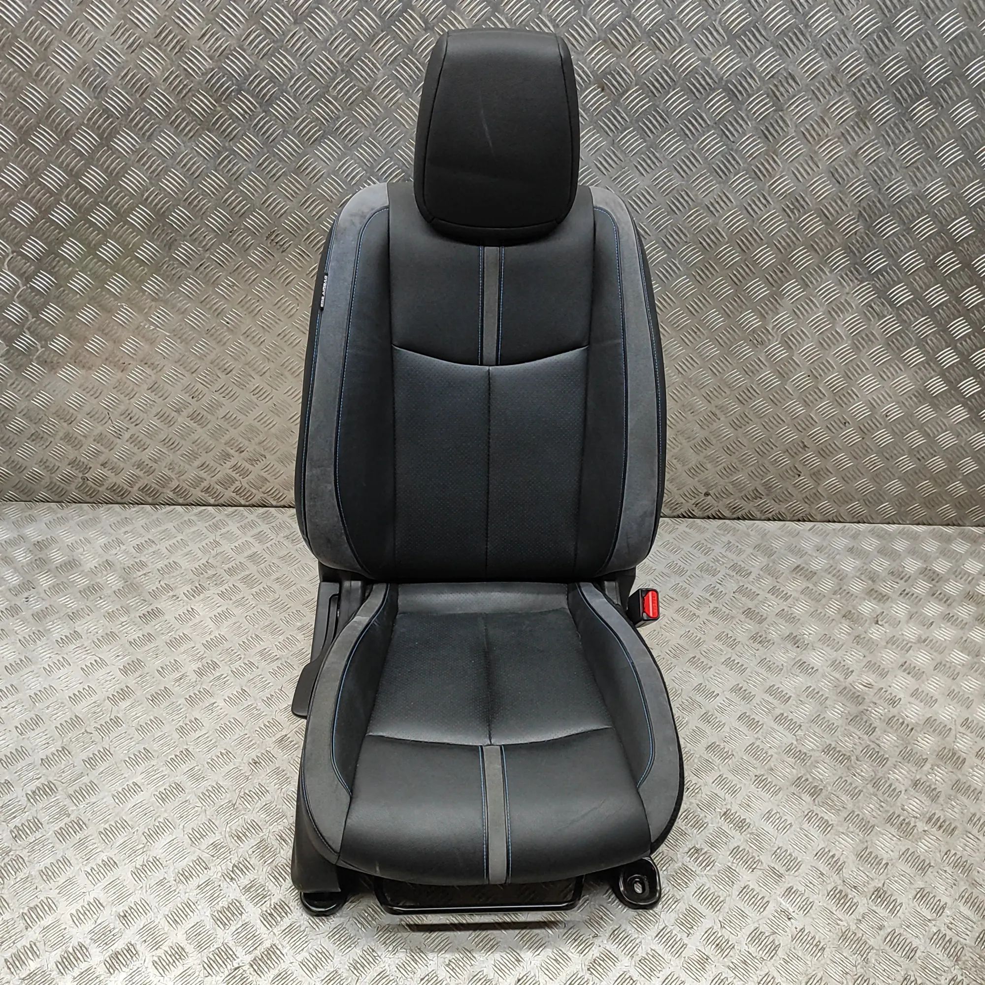 Nissan Leaf Front Right Seat Front right seat — NISSAN LEAF (ZE1) (2017-...)...