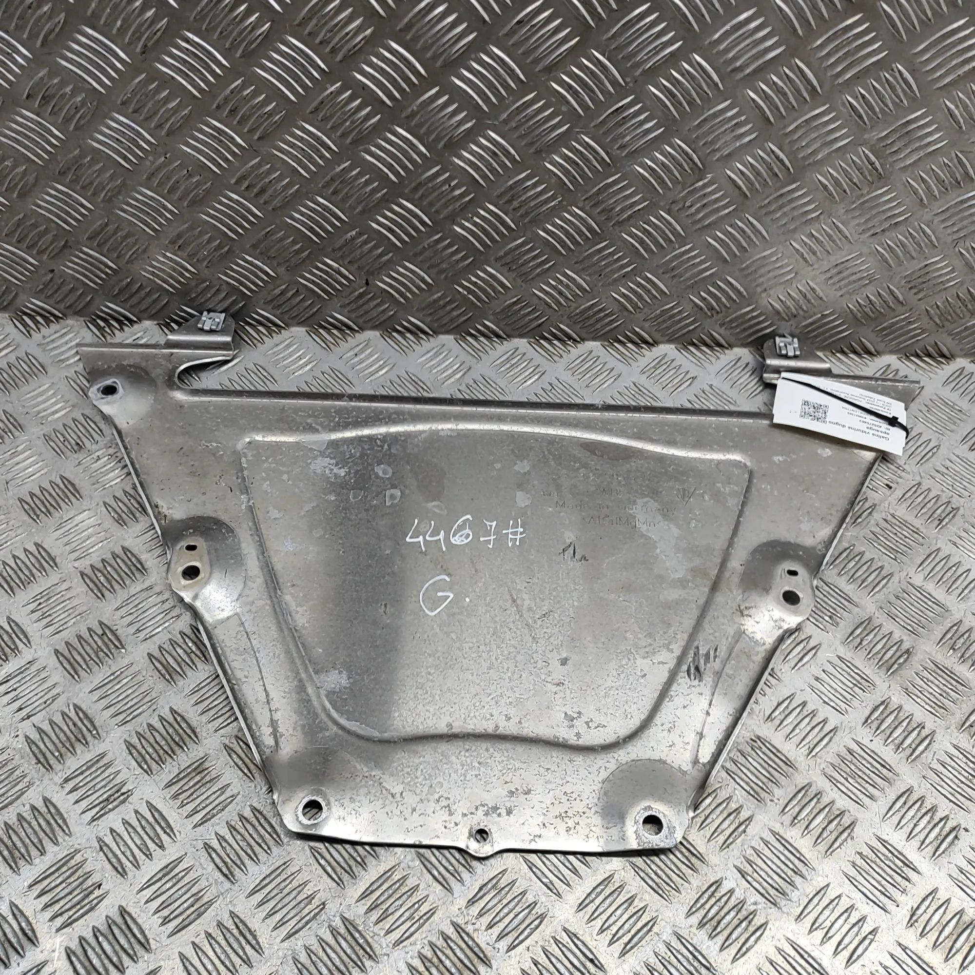 Porsche 911 (992) Rear Middle Underbody Cover Rear Middle Underbody Cover — PORSCHE 911 (992)...