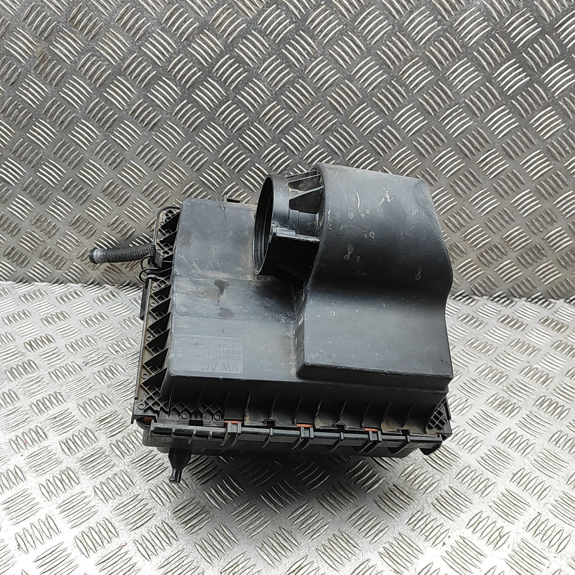 Volkswagen Crafter Air filter box  Air Filter Box — VW CRAFTER (Platform/chassis S...