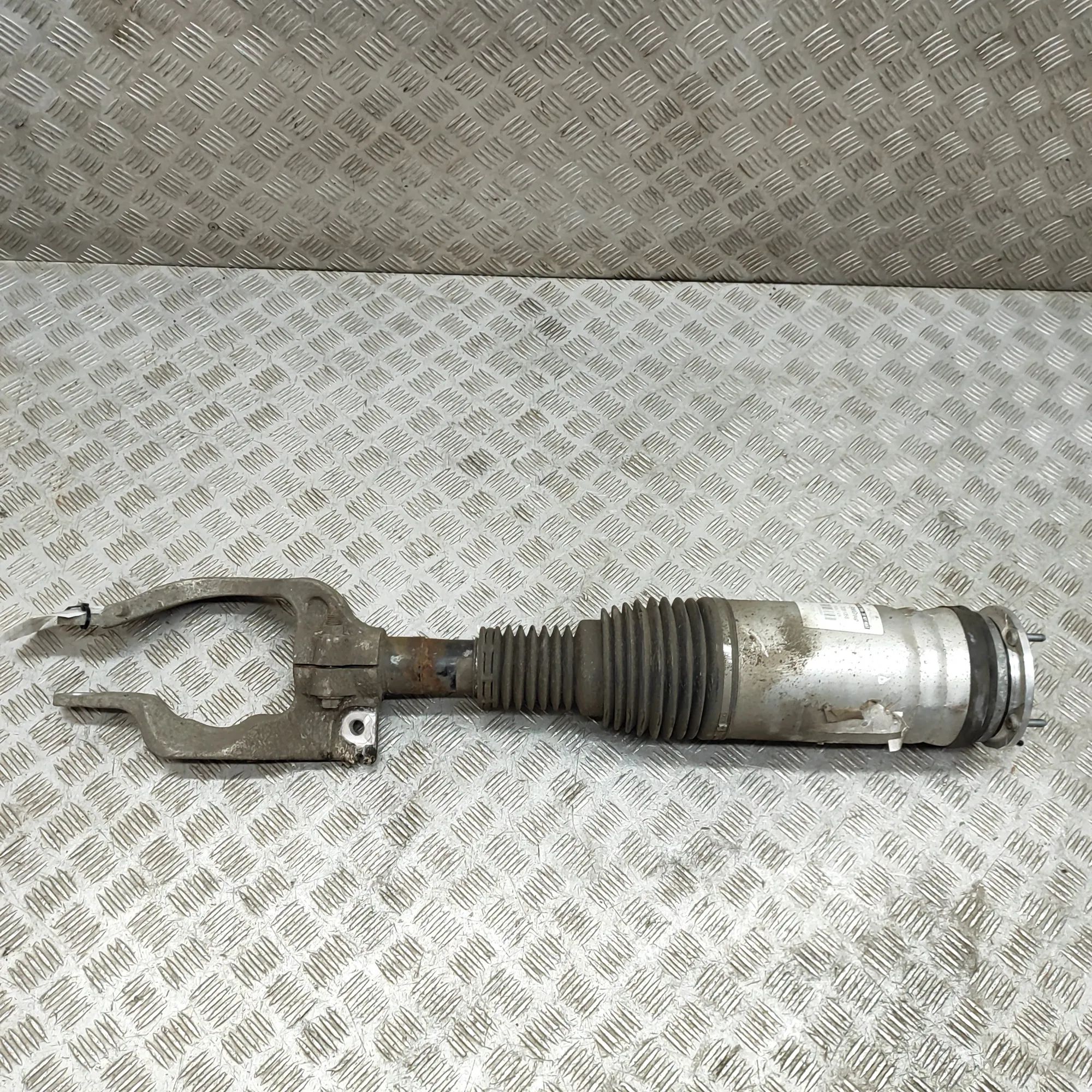 Land Rover Range Rover Sport (L494) Front Right Air Shock Absorber Front Right Air Shock Absorber — LAND ROVER RAN...