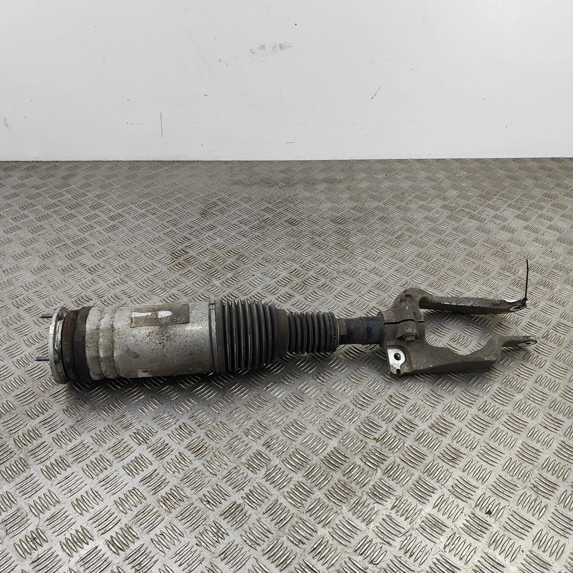 Land Rover Range Rover Sport (L494) Front Left Air Shock Absorber Front Left Air Shock Absorber — LAND ROVER RANG...