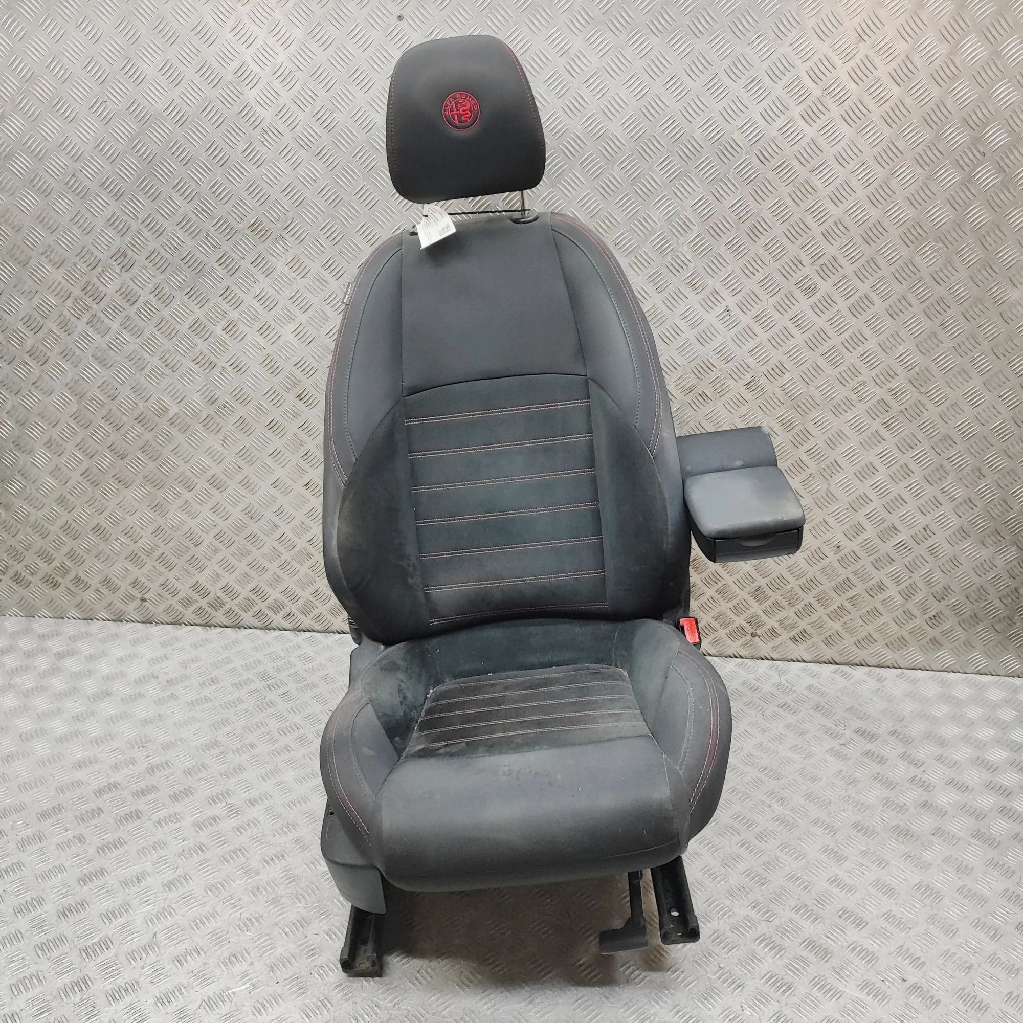Alfa-Romeo Giulietta (940) Front Right Seat Front right seat — ALFA ROMEO GIULIETTA (940_) ...