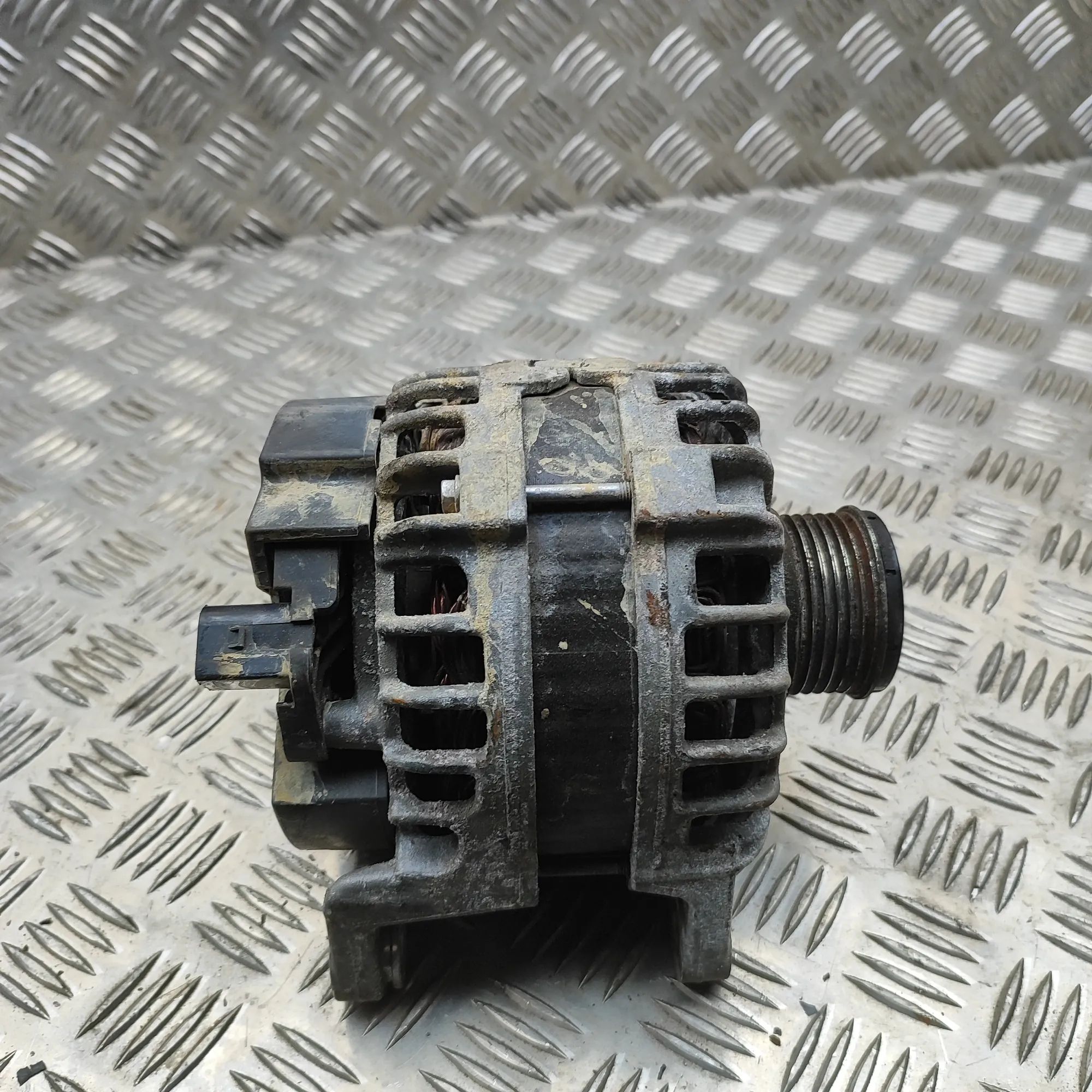 Iveco Daily Alternator Alternator — IVECO DAILY (VI Flatbed) (2014-......