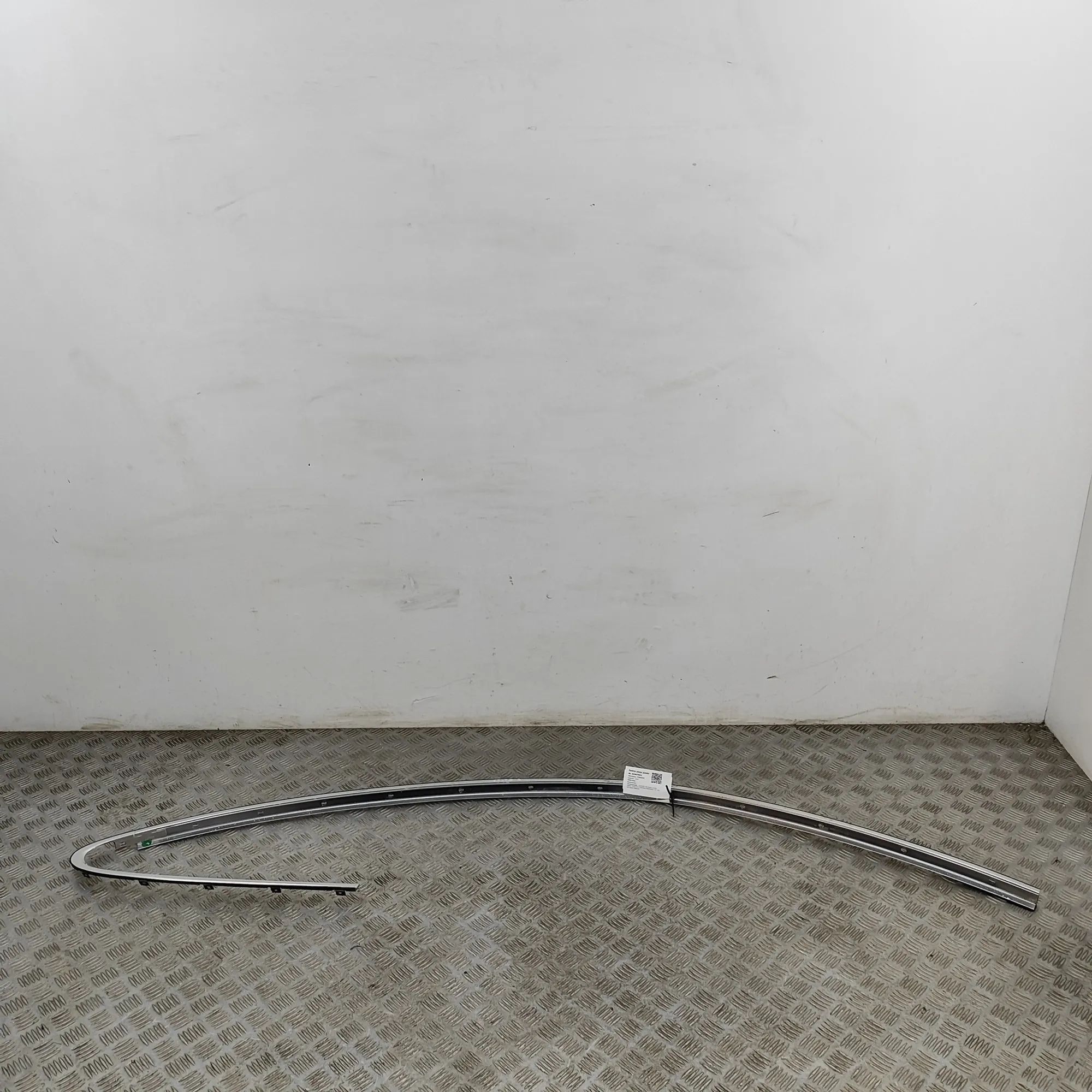 Jaguar XK Upper door trim strip — front right
