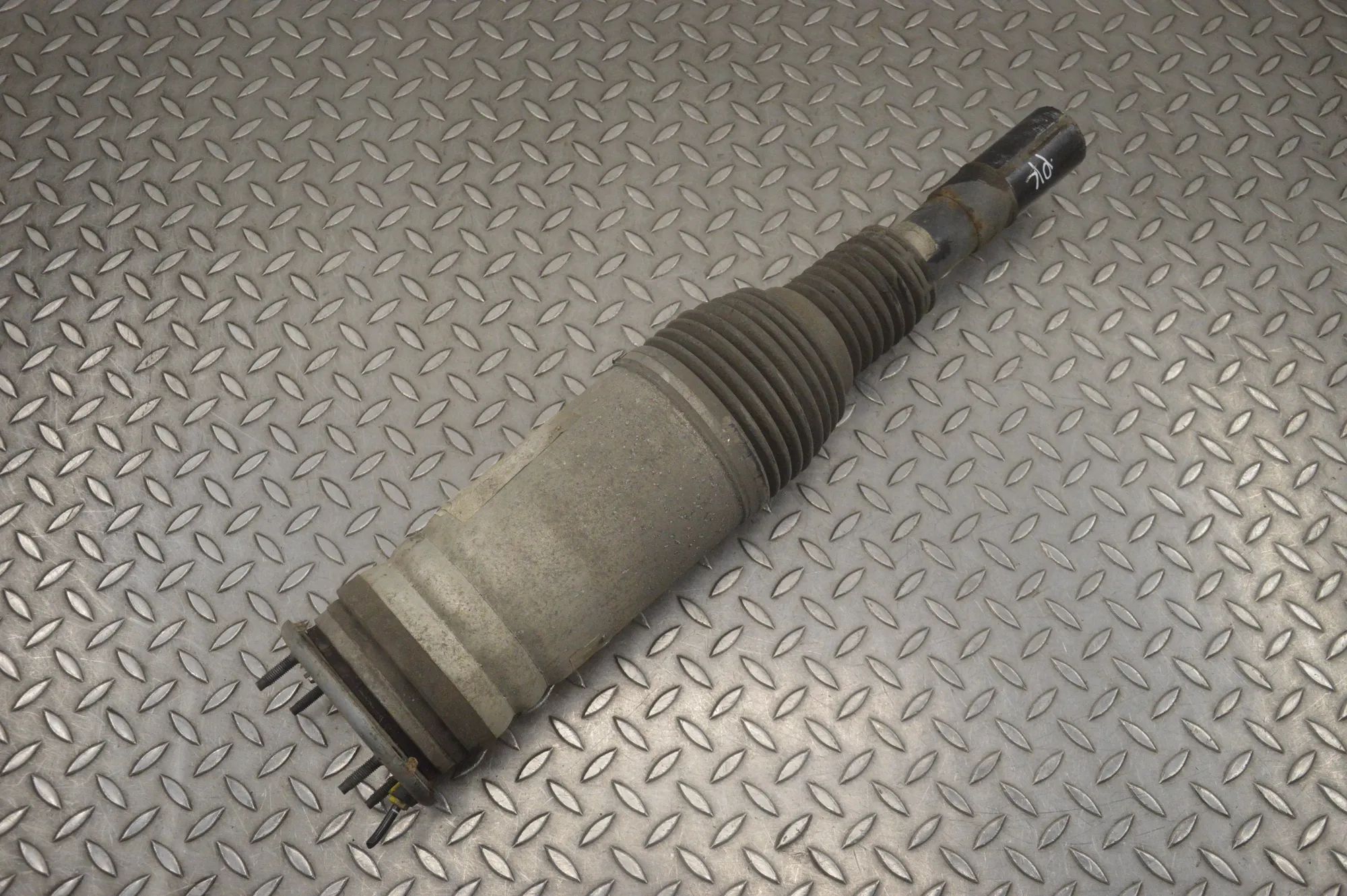 Land Rover Discovery Front Left Air Shock Absorber Front Left Air Shock Absorber — LAND ROVER DISC...