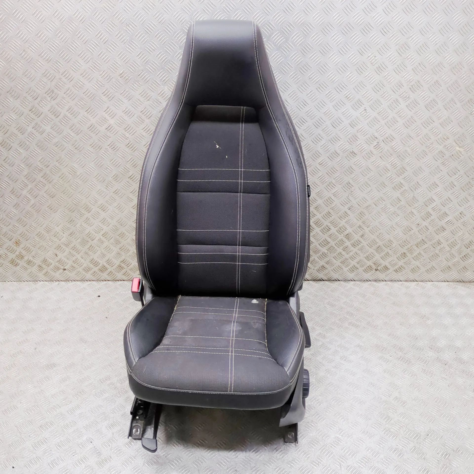 Mercedes-Benz CLA (C117) Front Right Seat Front right seat — MERCEDES BENZ CLA (Coupe C11...