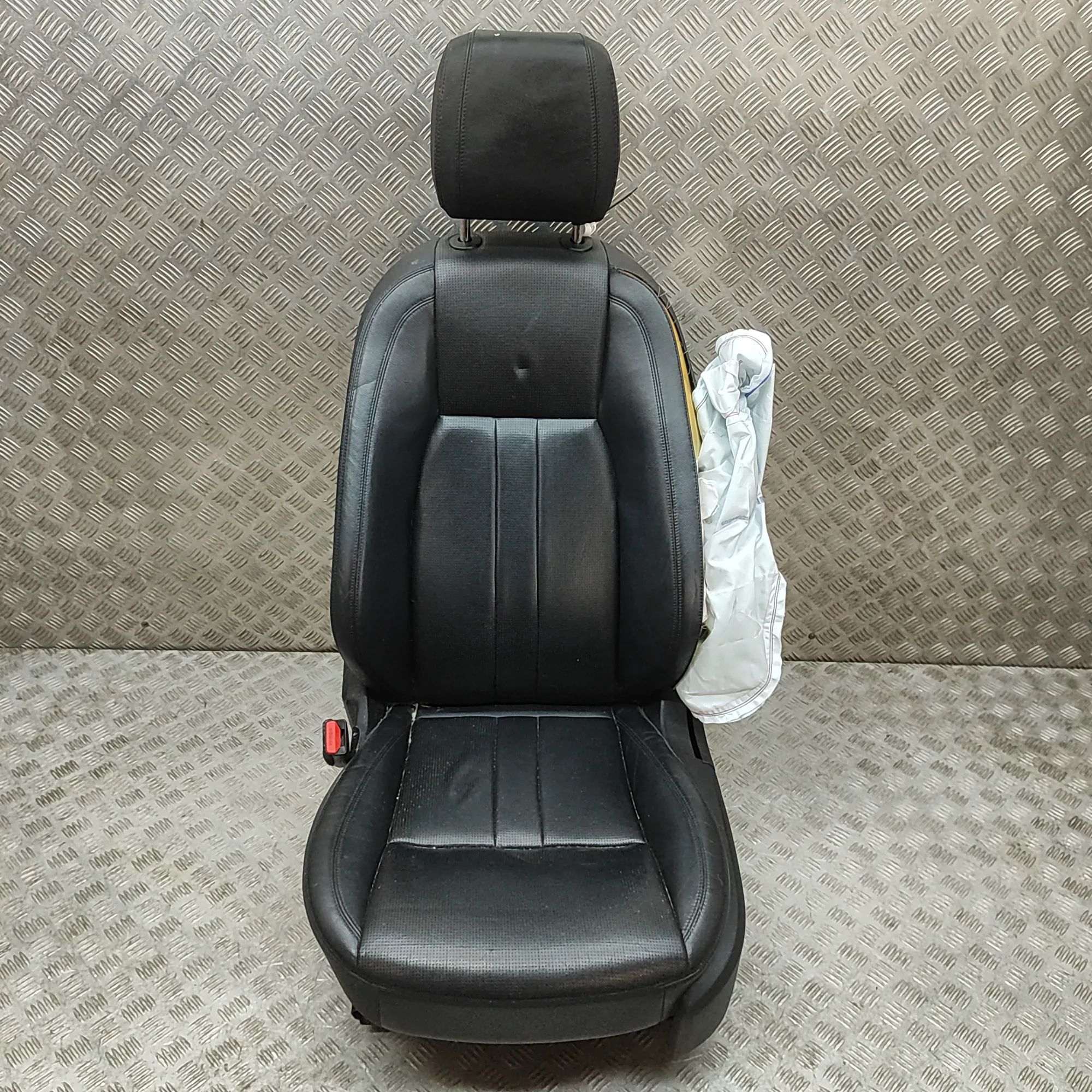 Land Rover Discovery Sport Front Left Seat Front left seat — LAND ROVER DISCOVERY SPORT (L...