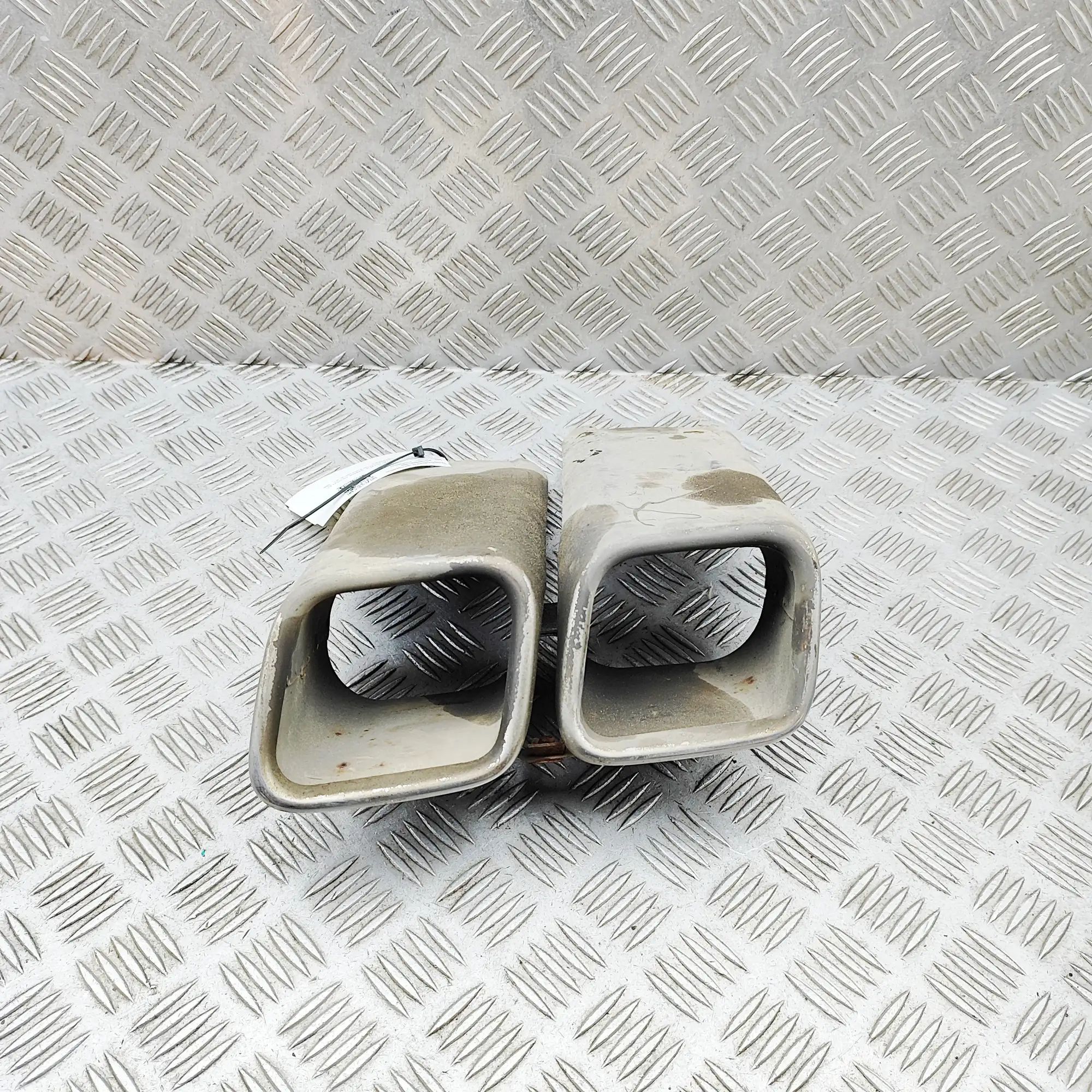 Land Rover Range Rover (L405) Exhaust tailpipe trim Exhaust tailpipe trim — LAND ROVER RANGE ROVER ...
