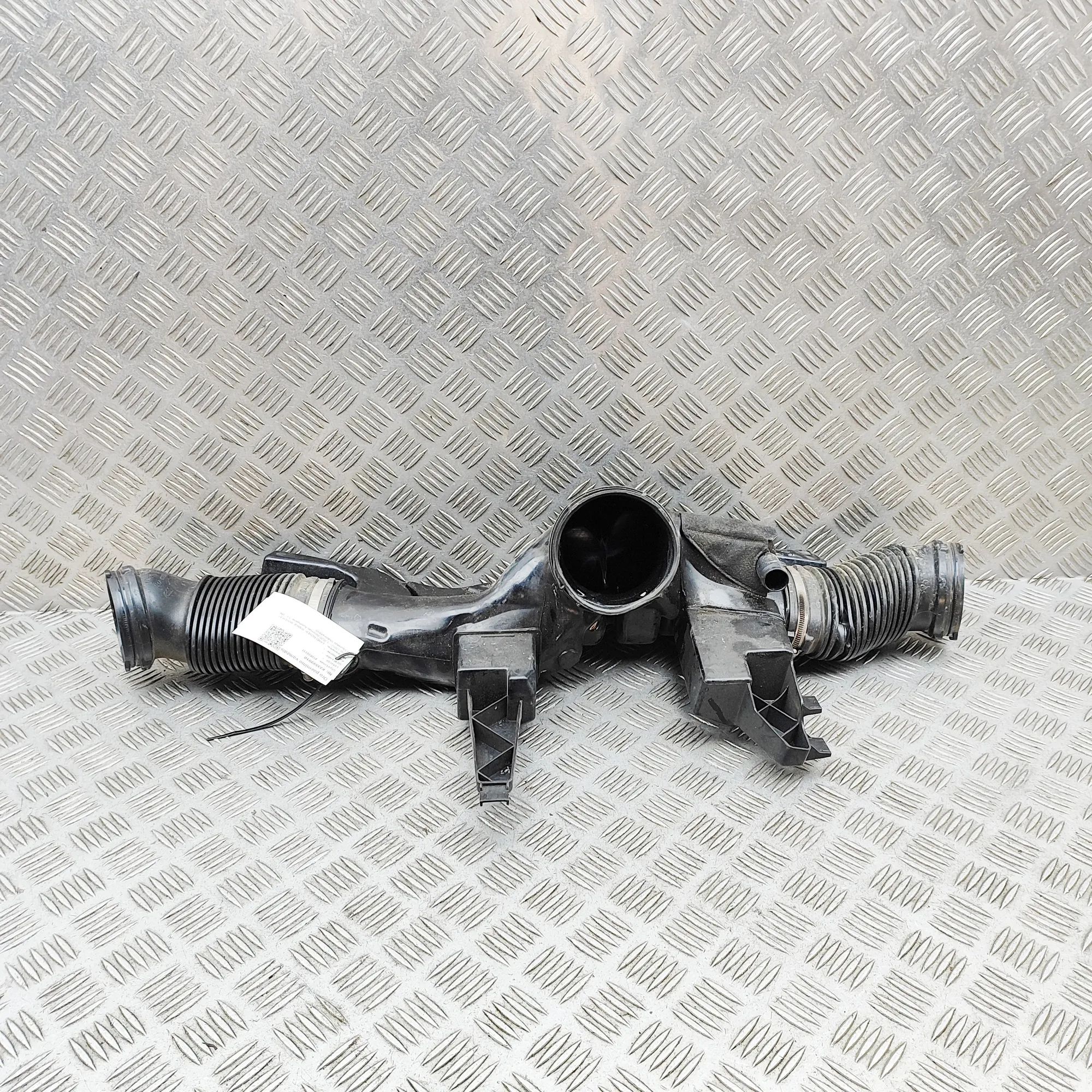 Land Rover Range Rover (L405) Air Intake Tube Air Intake Tube — LAND ROVER RANGE ROVER (IV L4...