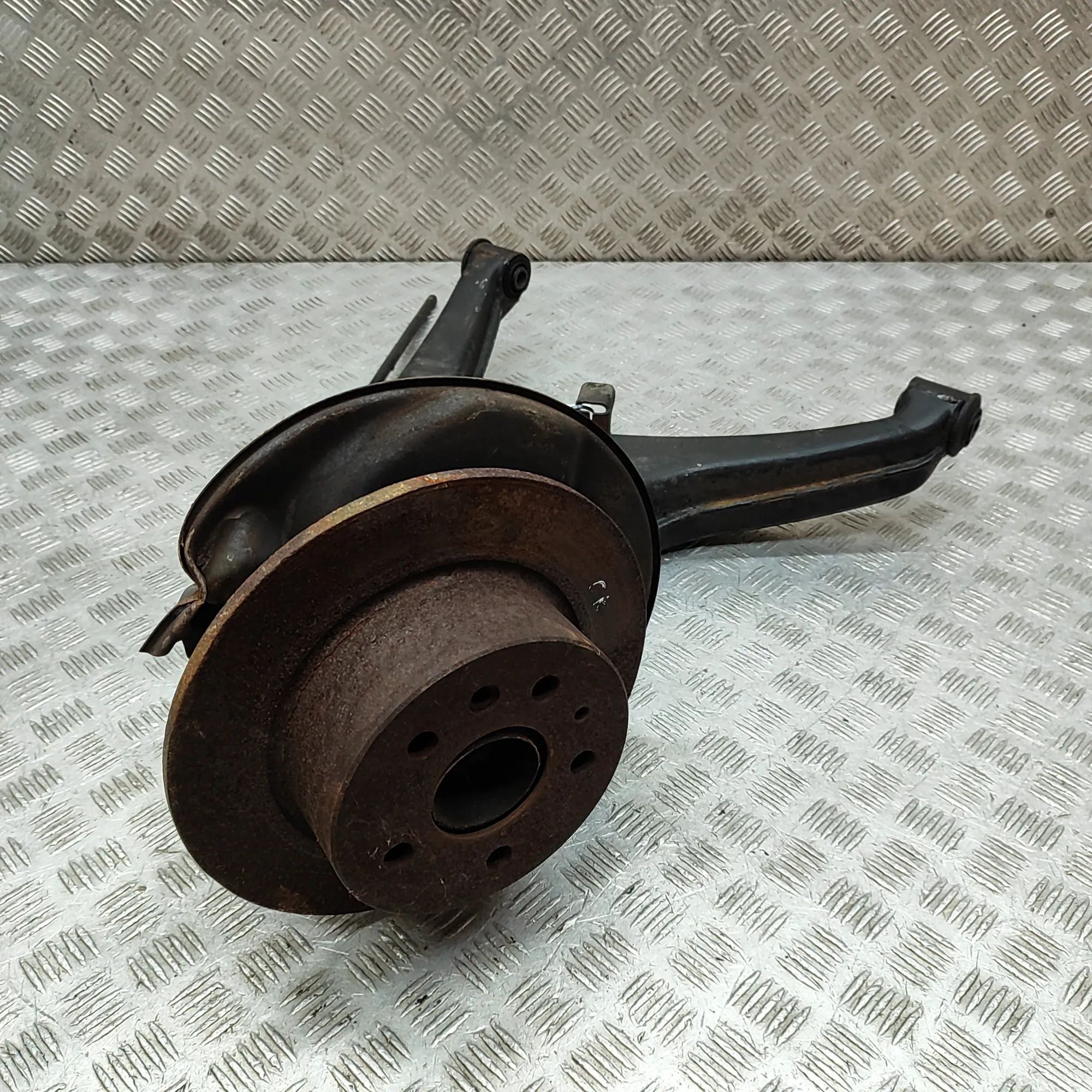 Mercedes-Benz 200 - 300 (W123) Rear Right Wheel Hub Rear Right Wheel Hub — MERCEDES BENZ S-CLASS (W...