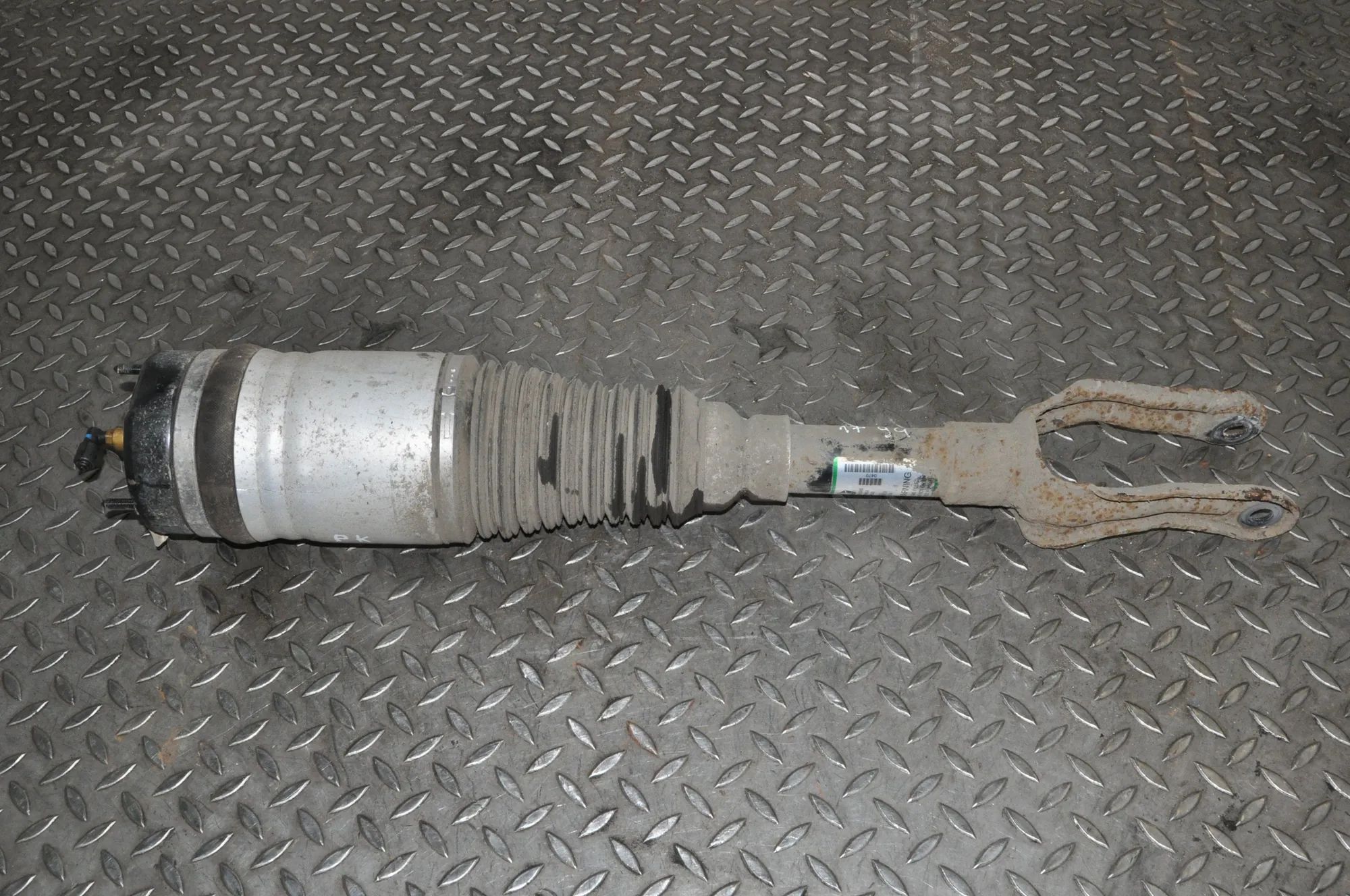 Jeep Grand Cherokee (WK) Front Left Air Shock Absorber