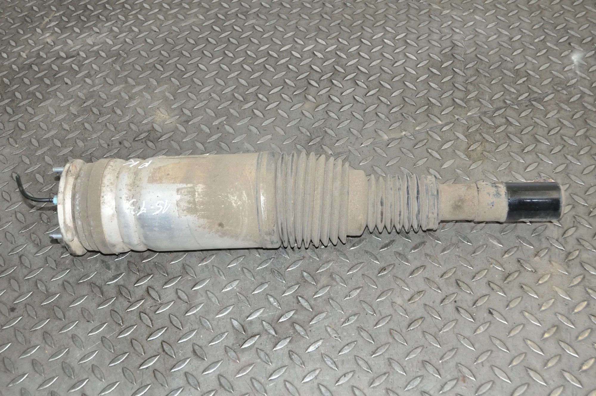 Land Rover Range Rover (L405) Front Left Air Shock Absorber Front Left Air Shock Absorber — LAND ROVER RANG...