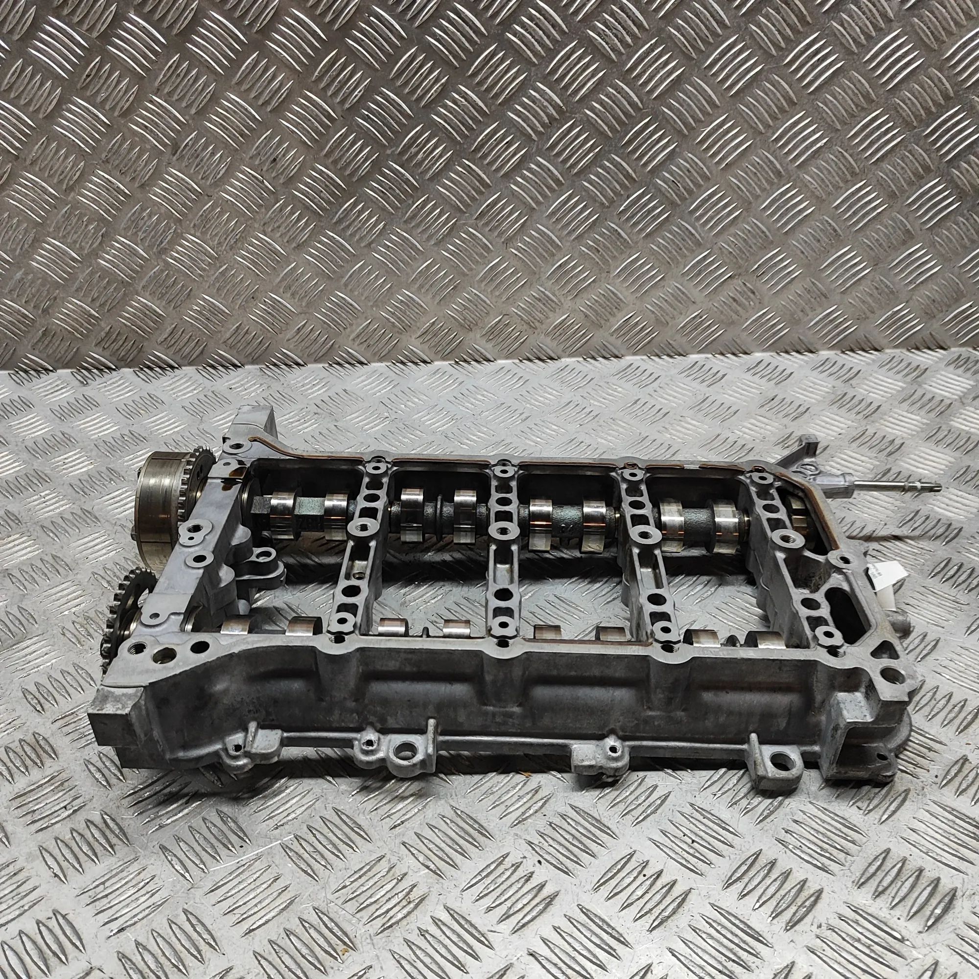 Toyota Prius+ Engine Cylinder Head Engine Cylinder Head — TOYOTA PRIUS (PLUS _W4_)...