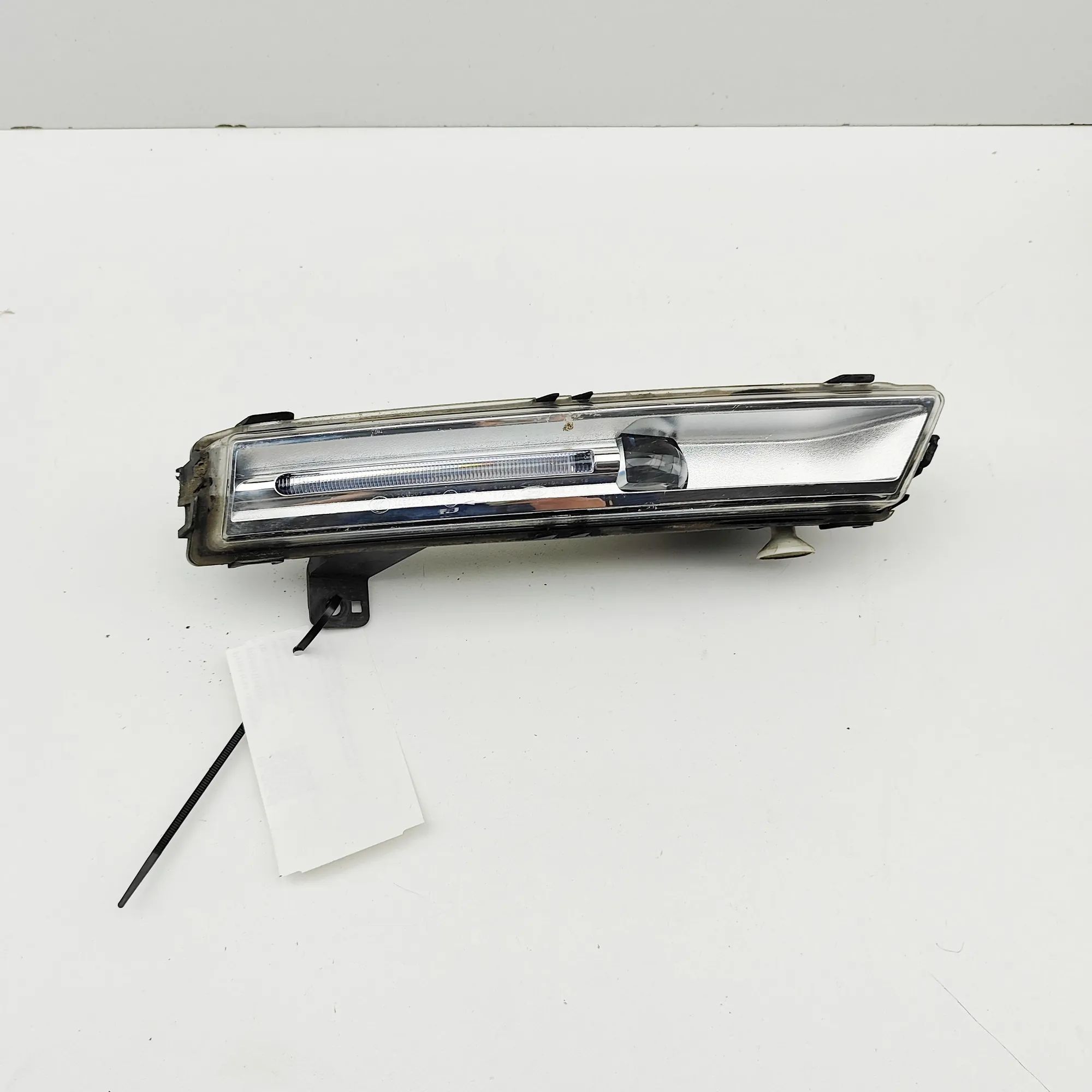 Land Rover Discovery Front Right Fog Light Front Right Fog Light — LAND ROVER DISCOVERY (V...