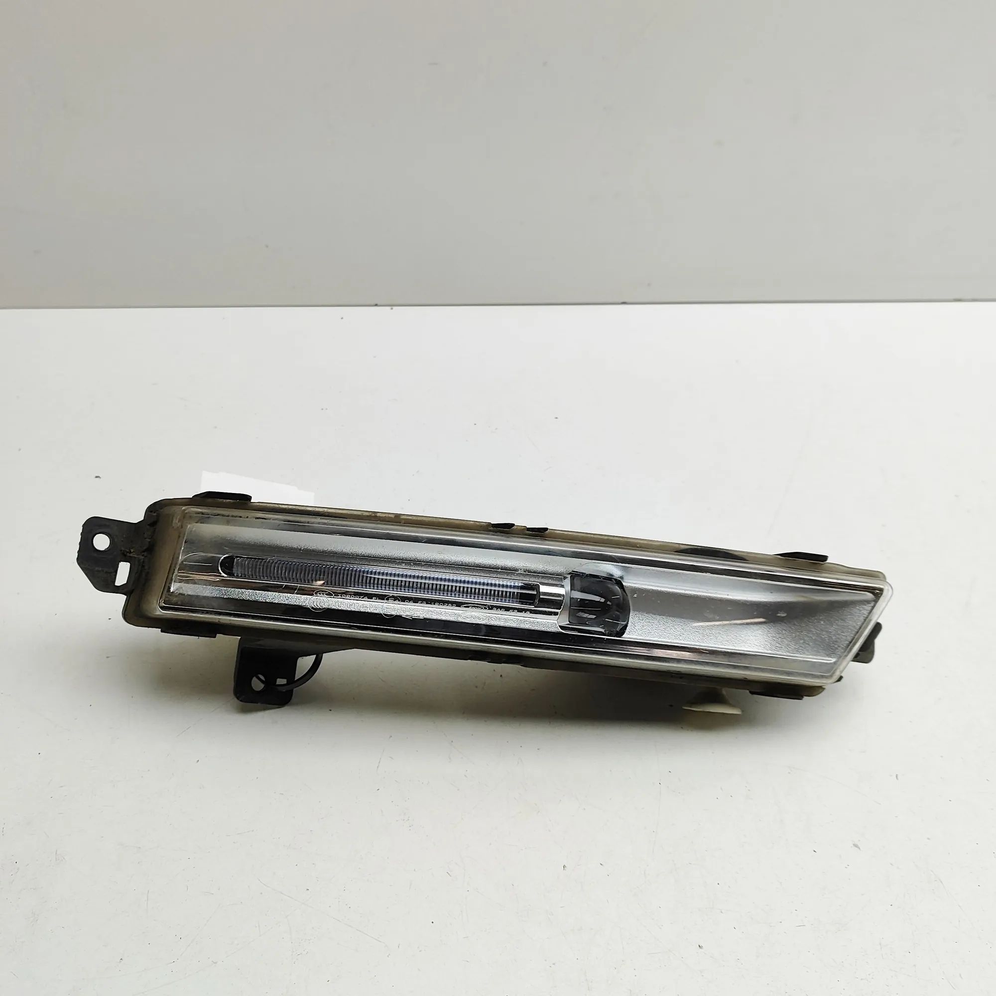 Land Rover Discovery Front Right Fog Light Front Right Fog Light — LAND ROVER DISCOVERY (V...