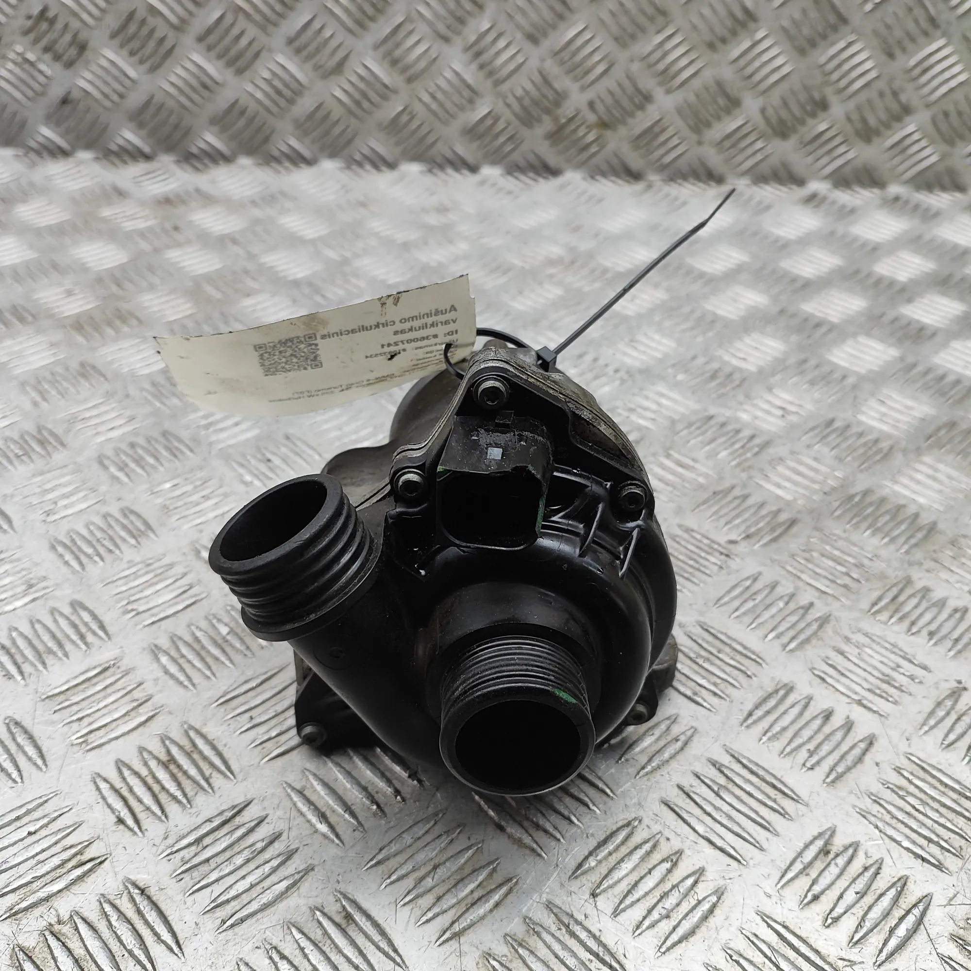 BMW 5 (F10 / F11) Auxiliary Water Pump Auxiliary Water Pump — BMW 5 SERIES (Gran Turis...