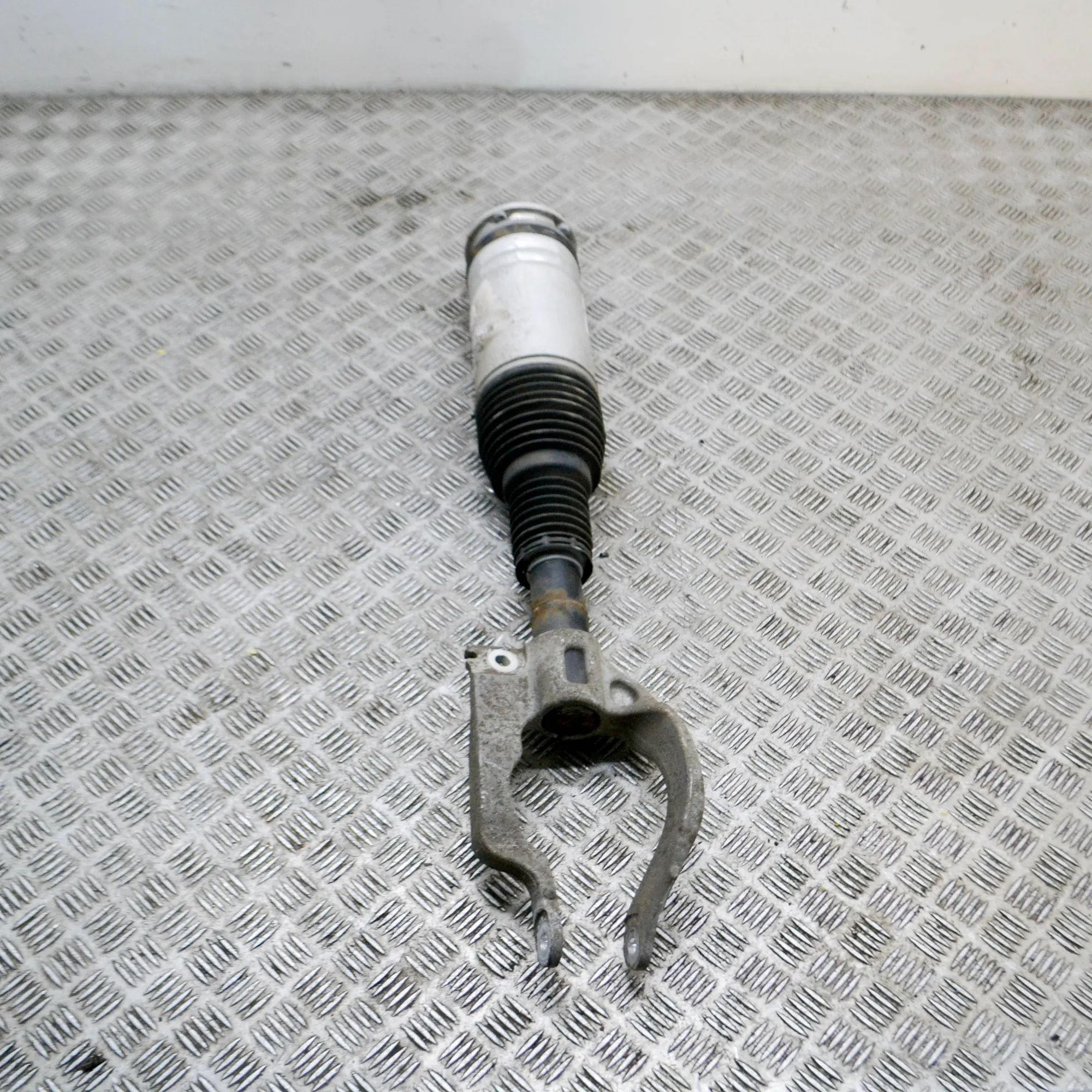 Land Rover Range Rover Sport (L494) Front Right Air Shock Absorber Front Right Air Shock Absorber — LAND ROVER RAN...