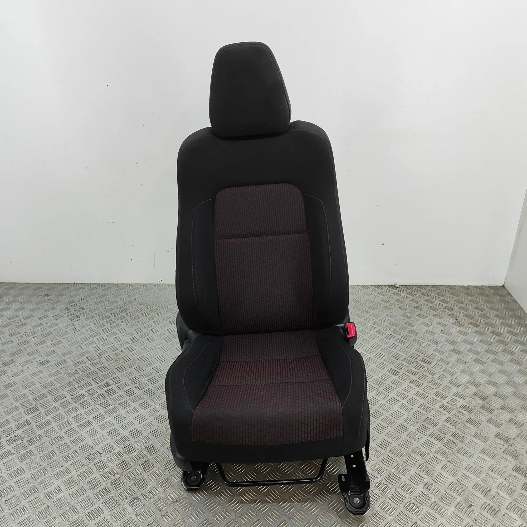 Toyota Auris Front Right Seat Front right seat — TOYOTA AURIS (_E18_) (2012-2...