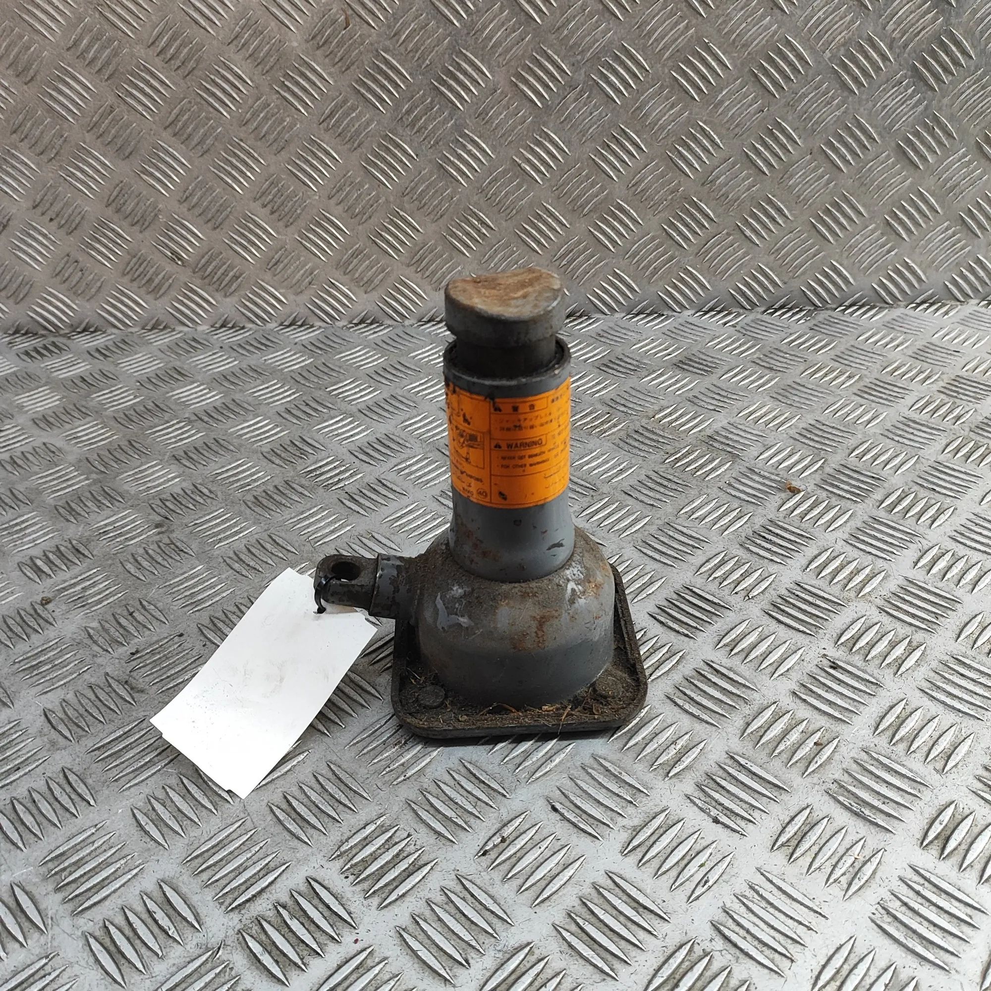 Nissan Patrol (Y61) Lift Jack Lift Jack — NISSAN PATROL (GR V Wagon Y61) (199...