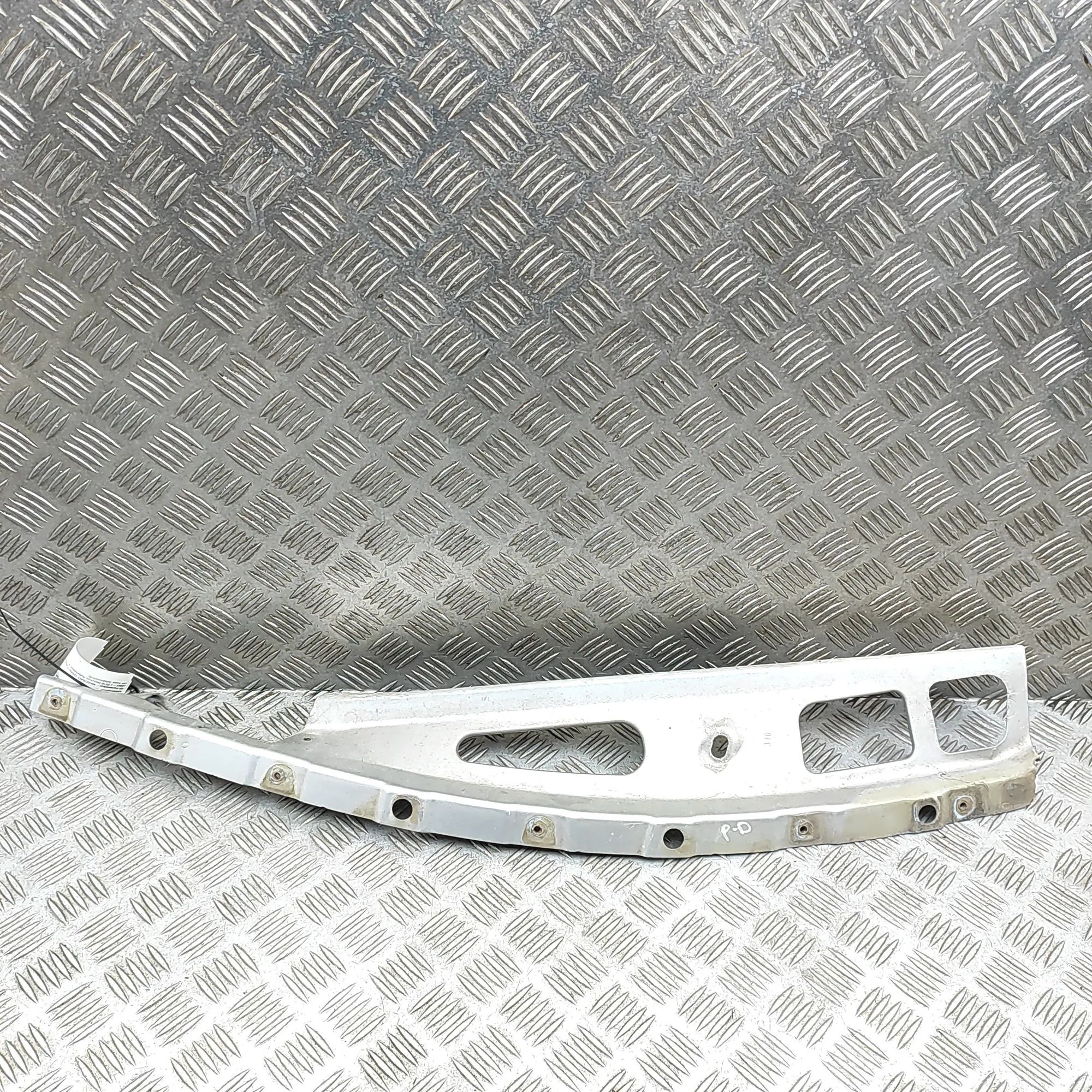Maserati GranTurismo / GranCabrio Fender bracket — front right Fender bracket — front right — MASERATI GRAN (T...