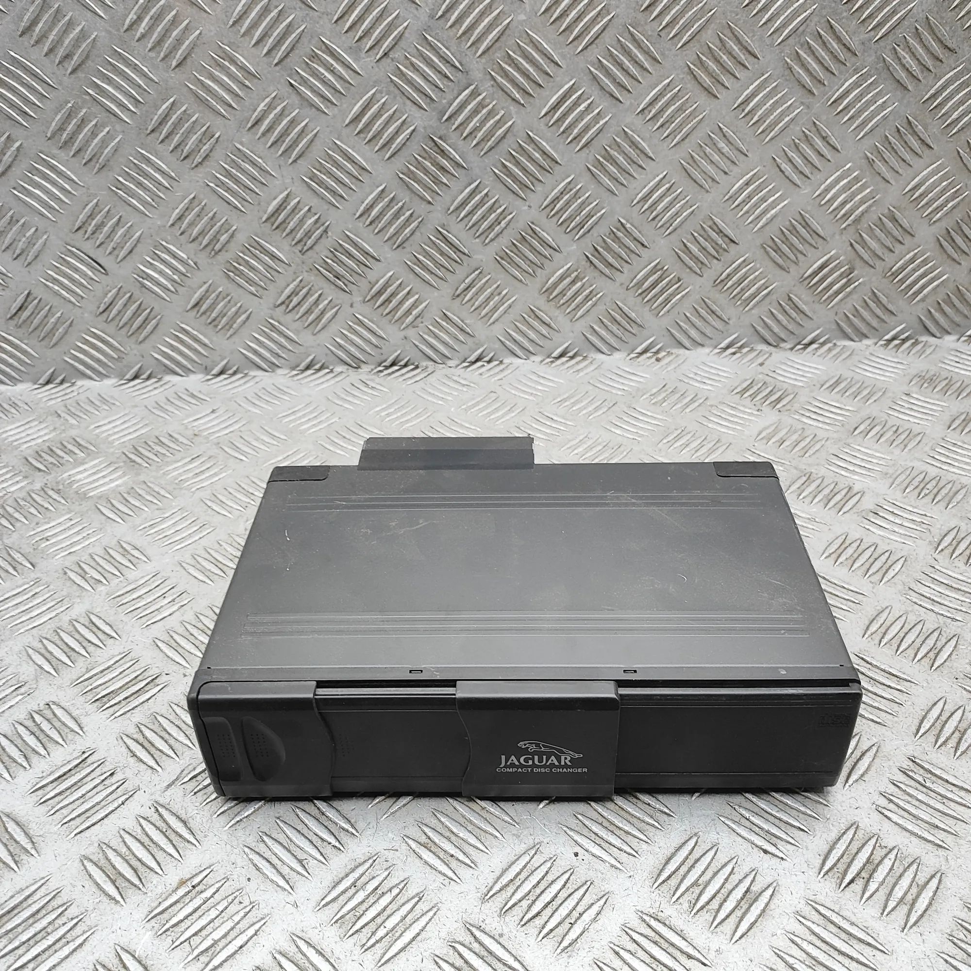 Jaguar XJ Cd changer CD Changer — JAGUAR XJ (X350) (2003-2009) — 1X4...